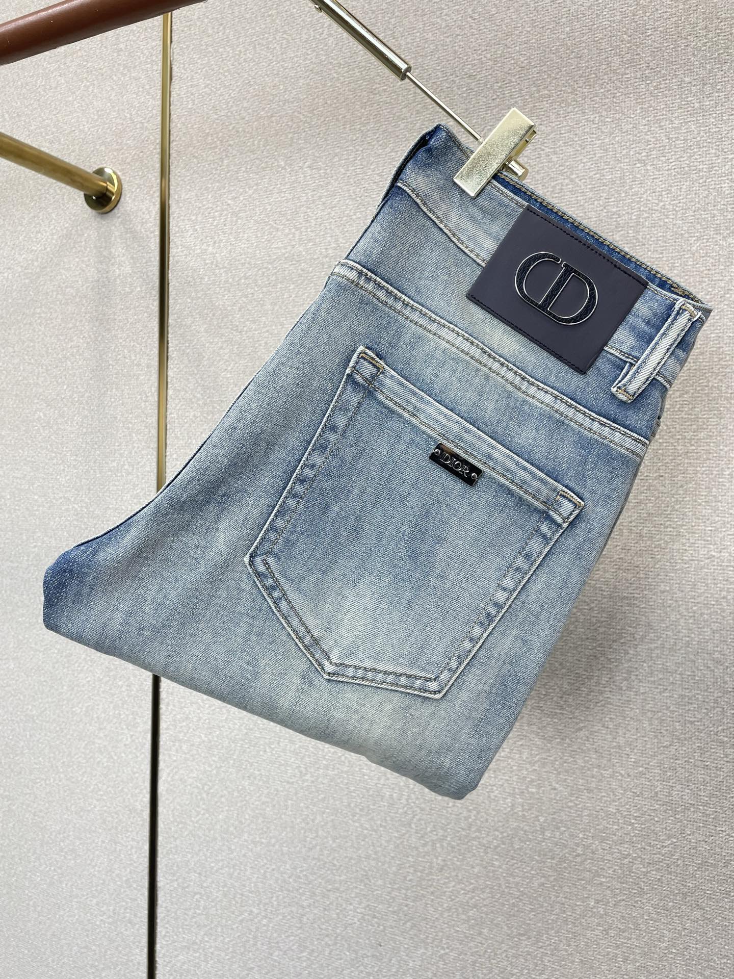 NO:928331,.Dior’s high-end version of the new casual jeans that everyone wants to buy. Customized fabrics at the counter. Highly breathable and comfortable, with impeccable details. The brand element design concept embodies high quality. It feels delicate and soft!  It presents a casual cut and the upper body shape is awesome!  Code number 29-38,,dior,dior,jeans,19860909.Dior迪奥砸锅卖铁都要上的新款新款休闲牛仔裤高端版本 专柜定制面料 透气舒适度高,细节无可挑剔,品牌元素设计理念,体现高品质.手感细腻柔软！呈现休闲裁剪,上身版型超赞！码数29-38,,dior,dior,jeans,,Men's clothing