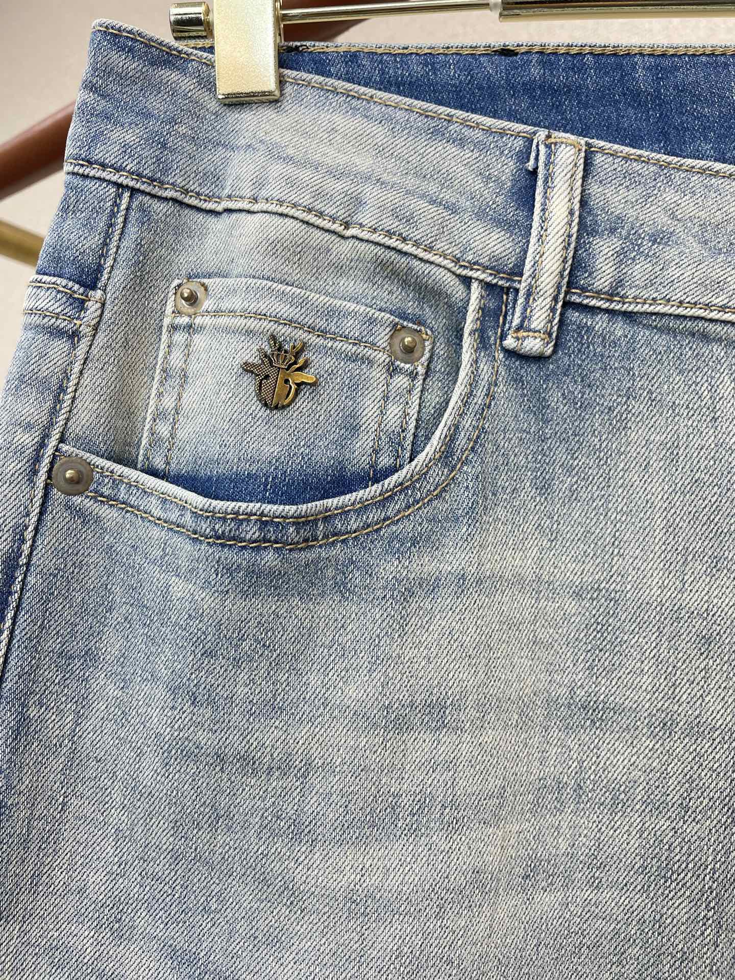 Dior迪奥💥砸锅卖铁都要上的新款新款休闲牛仔裤👖高端版本 专柜定制面料 透气舒适度高，细节无可挑剔，品牌元素设计理念，