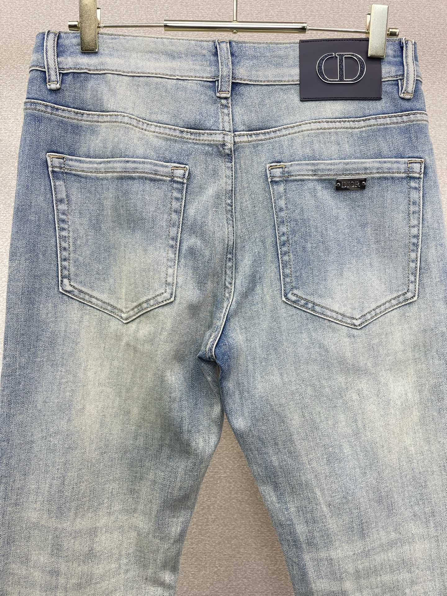 Dior迪奥💥砸锅卖铁都要上的新款新款休闲牛仔裤👖高端版本 专柜定制面料 透气舒适度高，细节无可挑剔，品牌元素设计理念，