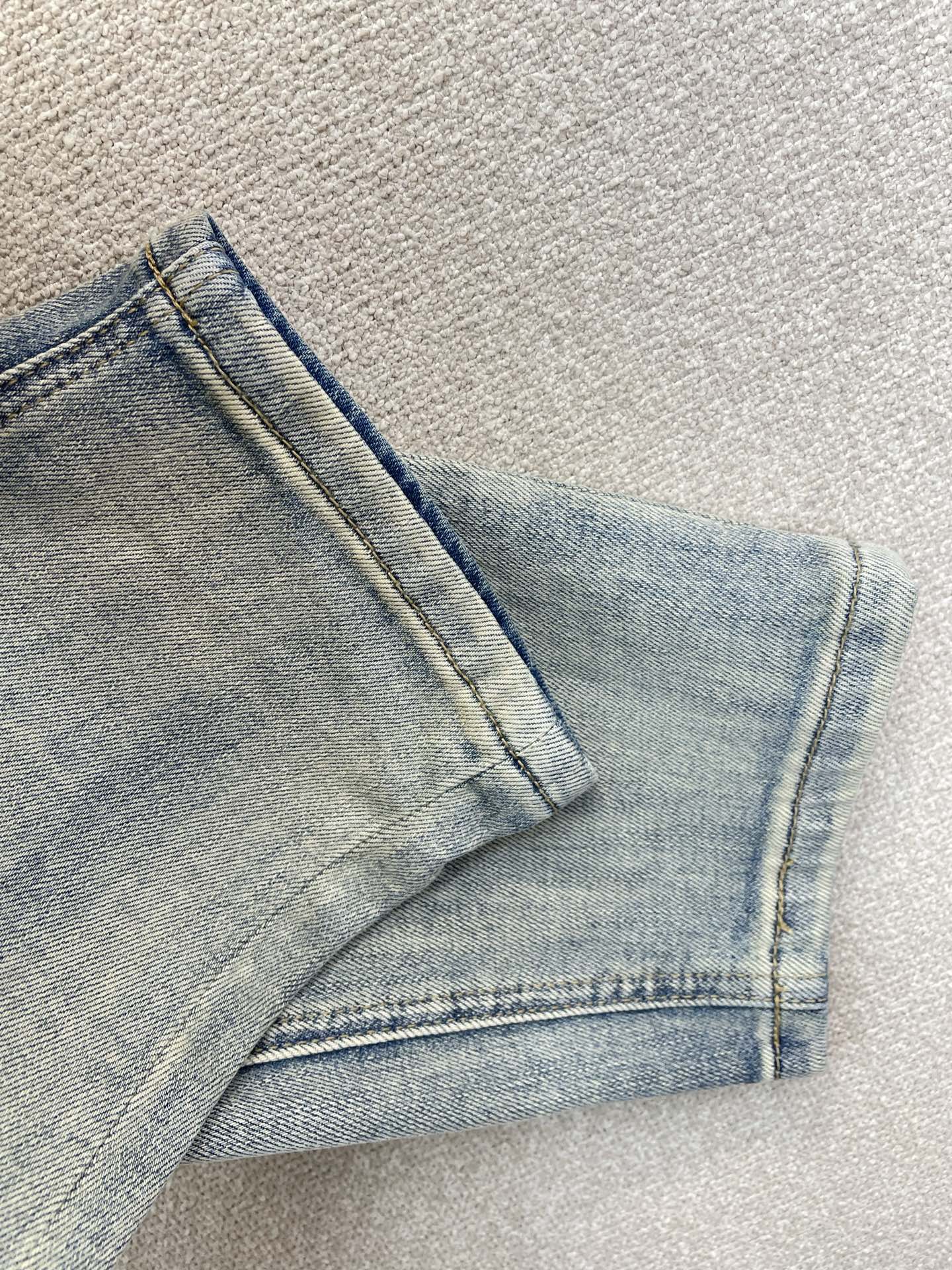 Dior迪奥💥砸锅卖铁都要上的新款新款休闲牛仔裤👖高端版本 专柜定制面料 透气舒适度高，细节无可挑剔，品牌元素设计理念，