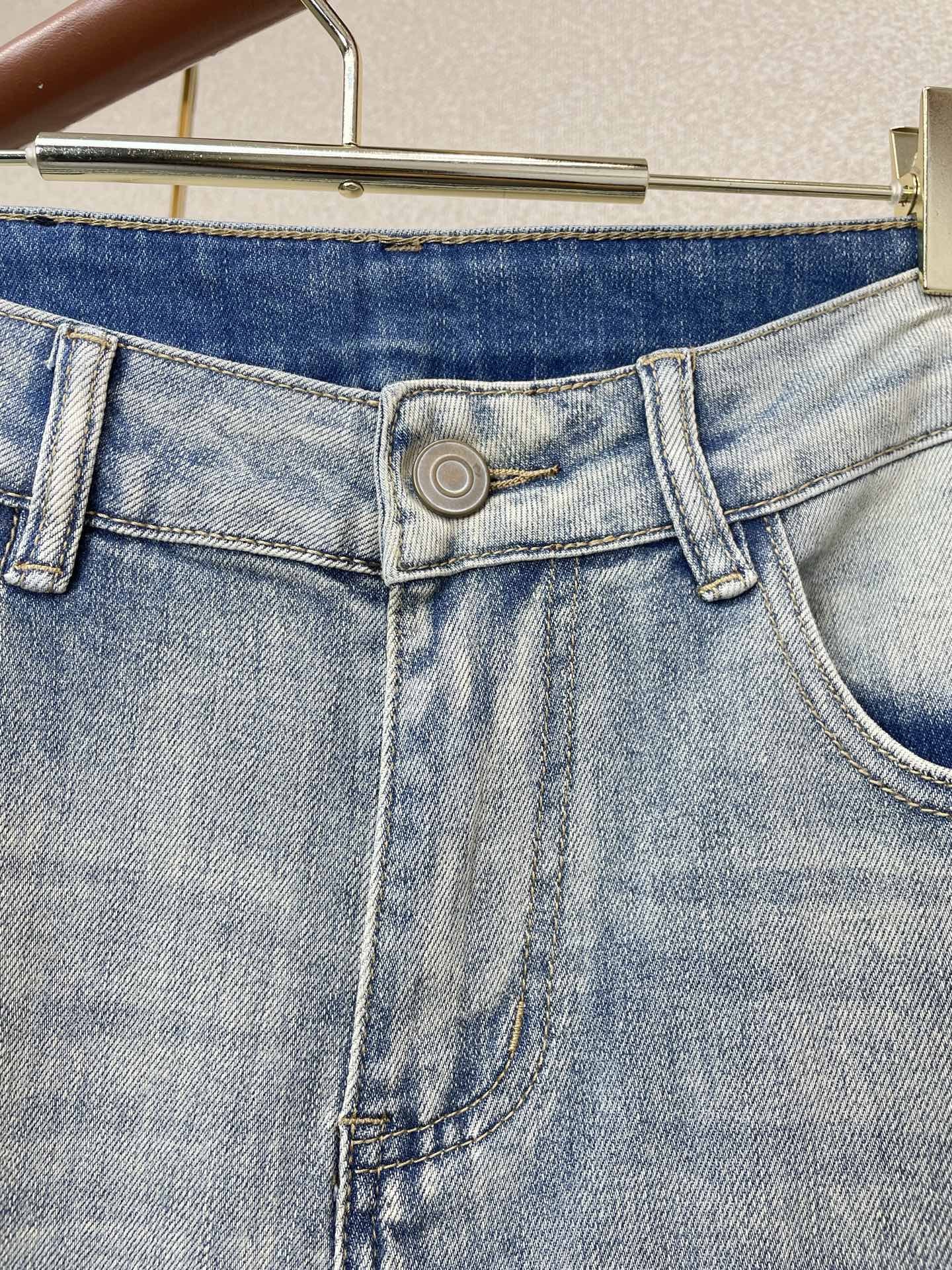 Dior迪奥💥砸锅卖铁都要上的新款新款休闲牛仔裤👖高端版本 专柜定制面料 透气舒适度高，细节无可挑剔，品牌元素设计理念，
