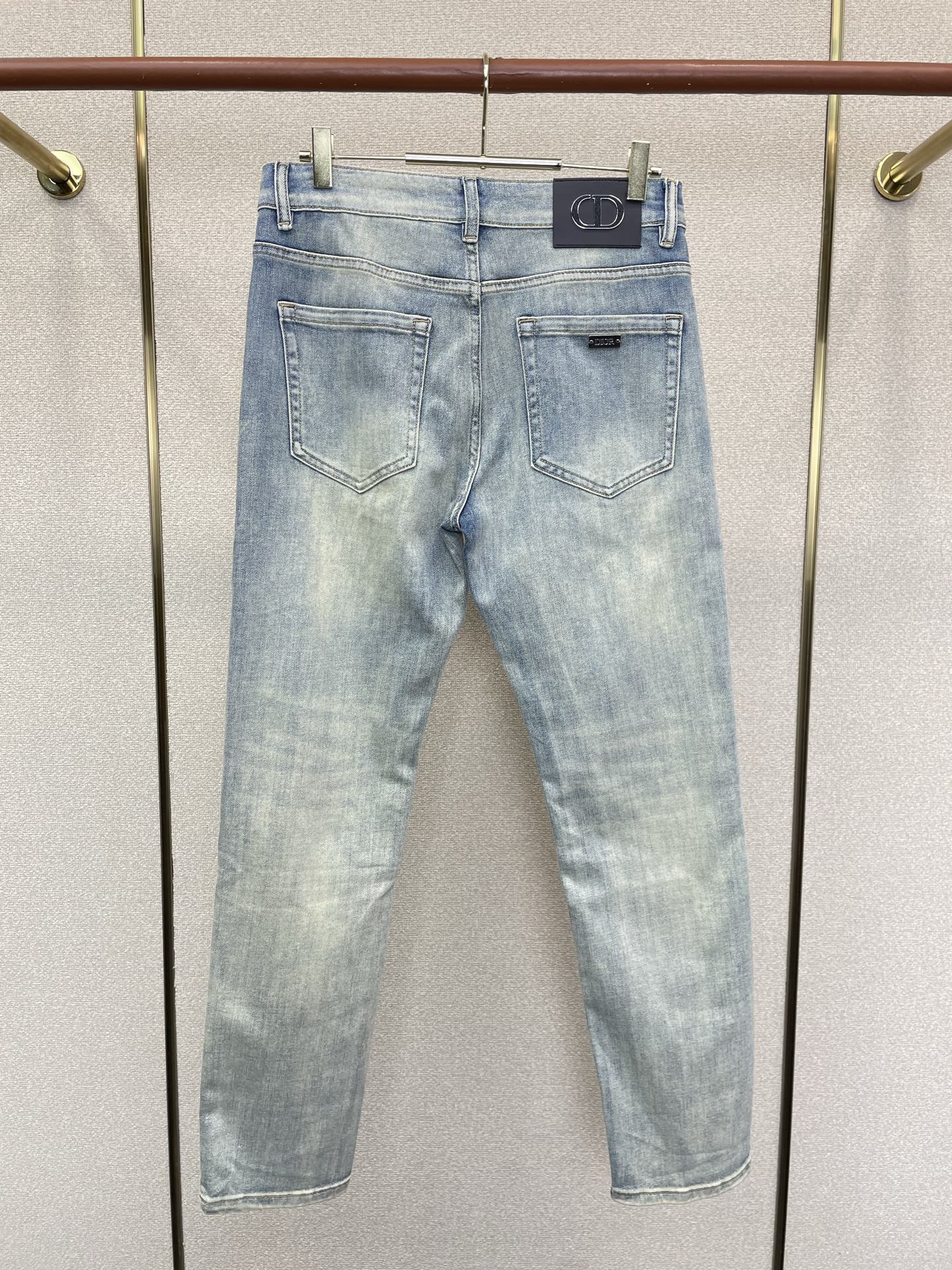 Dior迪奥💥砸锅卖铁都要上的新款新款休闲牛仔裤👖高端版本 专柜定制面料 透气舒适度高，细节无可挑剔，品牌元素设计理念，