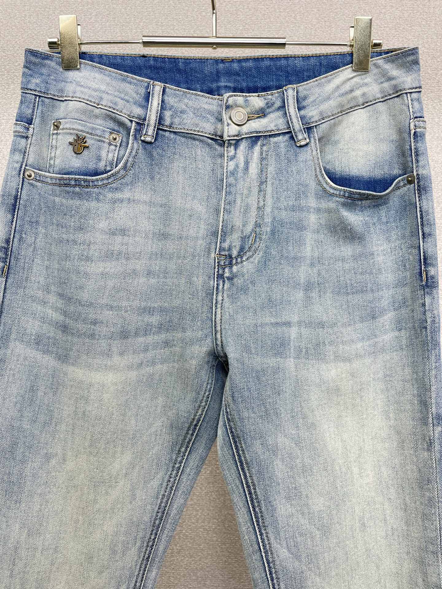 Dior迪奥💥砸锅卖铁都要上的新款新款休闲牛仔裤👖高端版本 专柜定制面料 透气舒适度高，细节无可挑剔，品牌元素设计理念，