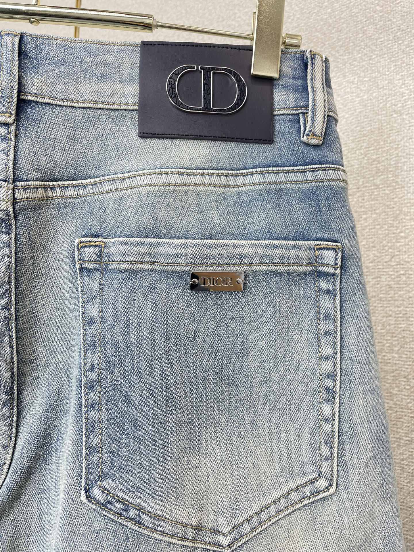 Dior迪奥💥砸锅卖铁都要上的新款新款休闲牛仔裤👖高端版本 专柜定制面料 透气舒适度高，细节无可挑剔，品牌元素设计理念，