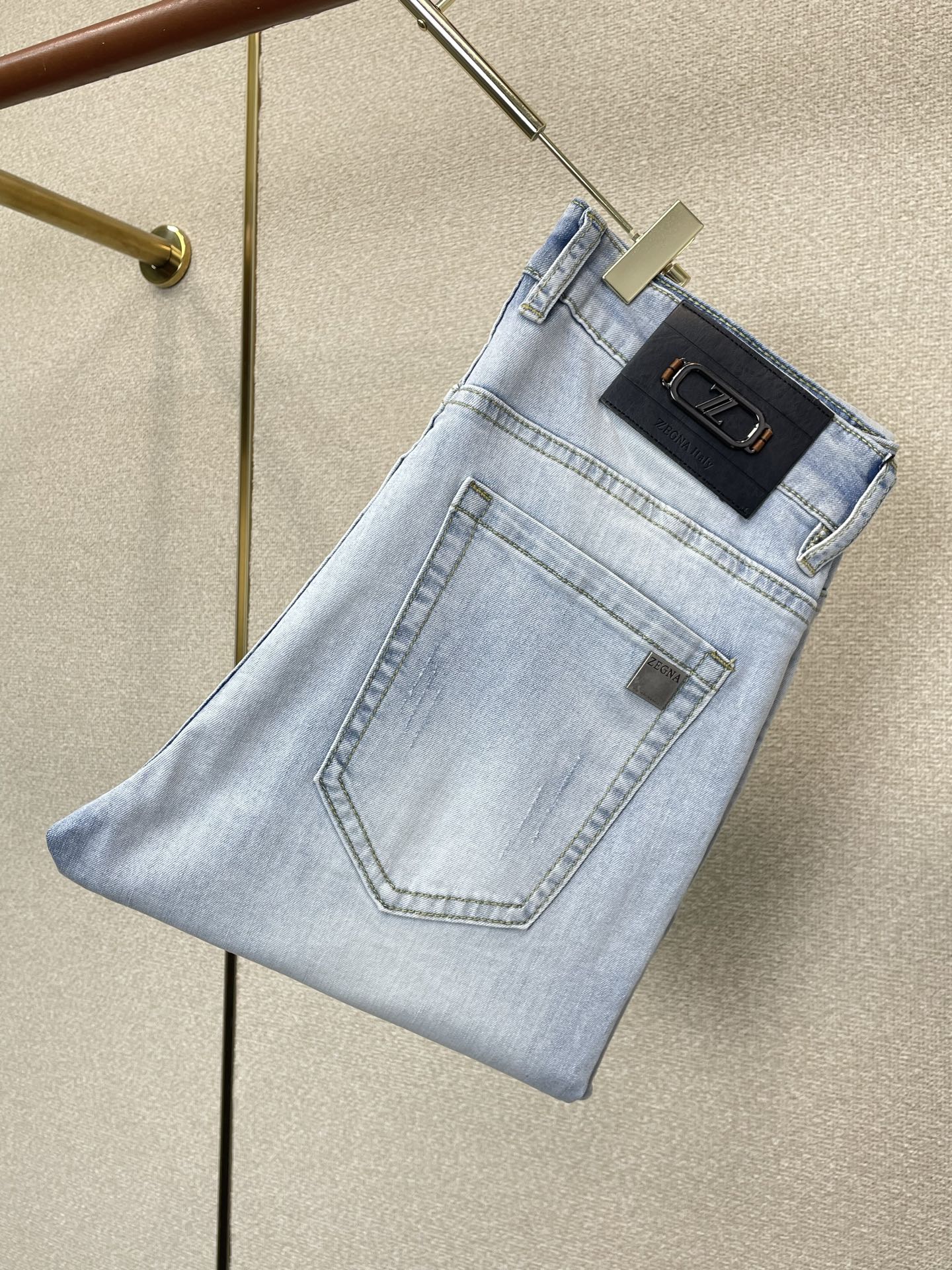 NO:917011,.ZEGNA Zegna exclusively provides high-end versions of new casual jeans. Custom-made fabrics at the counter. Highly breathable and comfortable, with impeccable details. The brand element design concept reflects high quality. It feels delicate and soft!  It presents a casual cut and the upper body shape is awesome!  Code number 29-38,,zegna,jeans,19860909.ZEGNA杰尼亚独家专供新款休闲牛仔裤高端版本 专柜定制面料 透气舒适度高,细节无可挑剔,品牌元素设计理念,体现高品质.手感细腻柔软！呈现休闲裁剪,上身版型超赞！码数29-38,,zegna,jeans,,Men's clothing