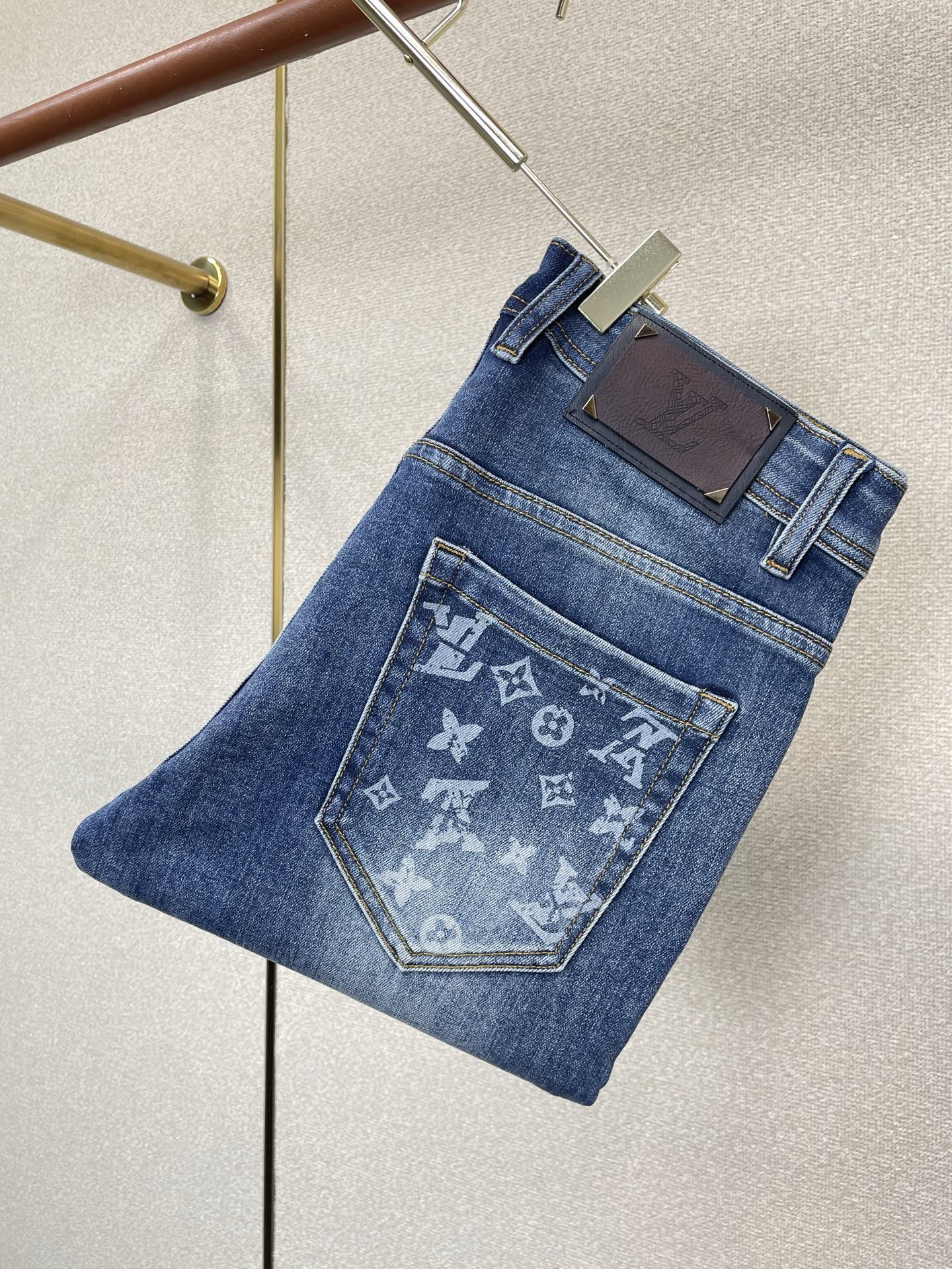 NO:917013,.Louis Vuitton exclusively provides high-end versions of new casual jeans. Custom-made fabrics at the counter. Highly breathable and comfortable, with impeccable details. The brand element design concept reflects high quality. It feels delicate and soft!  It presents a casual cut and the upper body shape is awesome!  Code number 29-38,,louis vuitton,louis vuitton,jeans,19860909.Louis Vuitton路易威登独家专供新款休闲牛仔裤高端版本 专柜定制面料 透气舒适度高,细节无可挑剔,品牌元素设计理念,体现高品质.手感细腻柔软！呈现休闲裁剪,上身版型超赞！码数29-38,,louis vuitton,louis vuitton,jeans,,Men's clothing