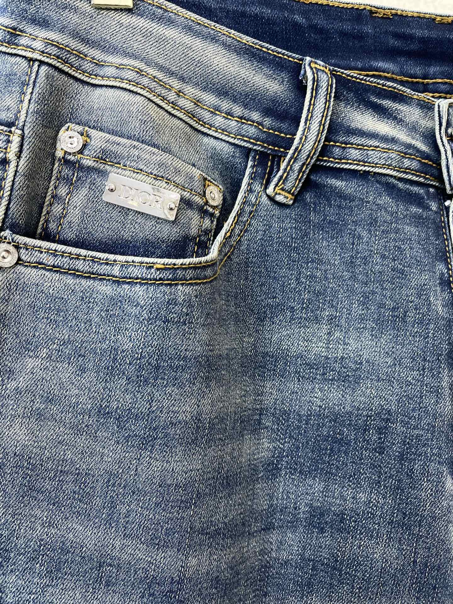 Dior迪奥💥砸锅卖铁都要上的新款新款休闲牛仔裤👖高端版本 专柜定制面料 透气舒适度高，细节无可挑剔，品牌元素设计理念，