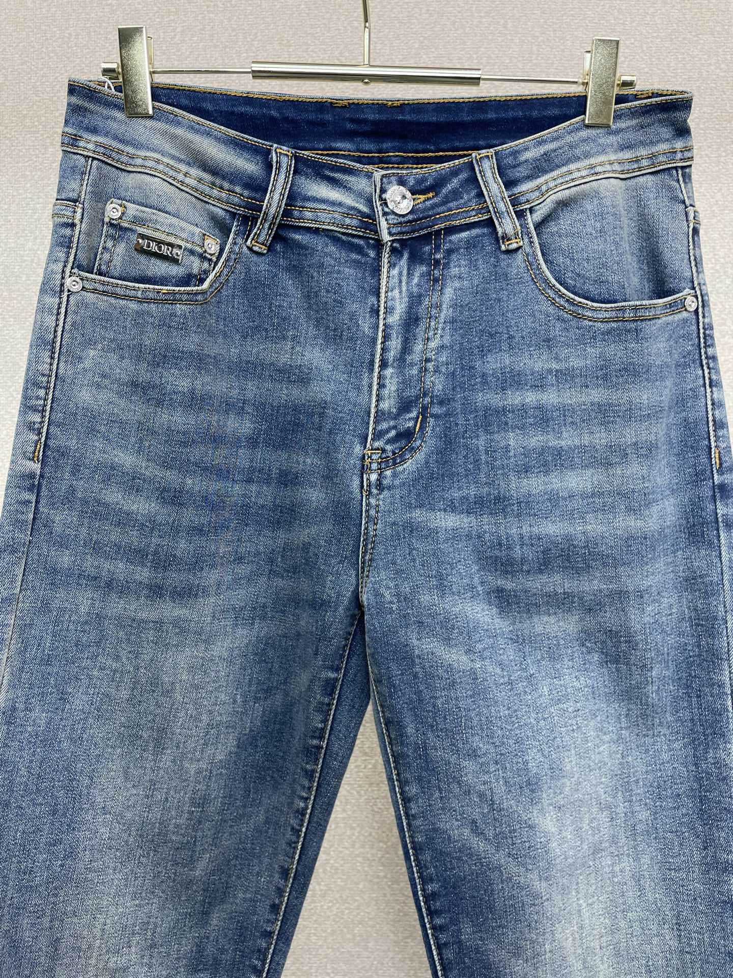 Dior迪奥💥砸锅卖铁都要上的新款新款休闲牛仔裤👖高端版本 专柜定制面料 透气舒适度高，细节无可挑剔，品牌元素设计理念，