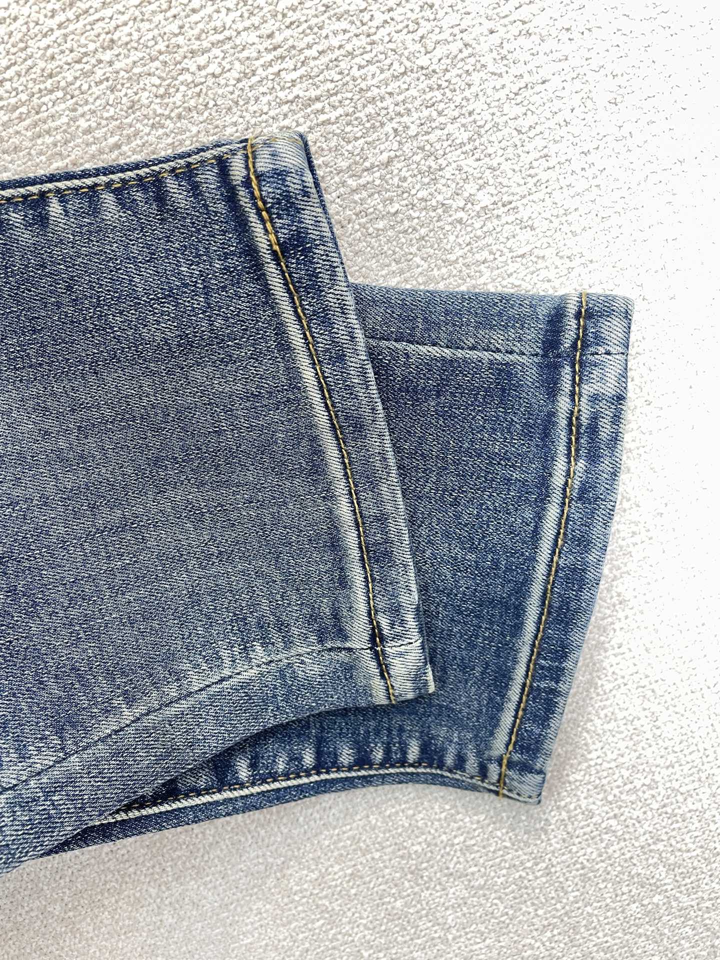 Dior迪奥💥砸锅卖铁都要上的新款新款休闲牛仔裤👖高端版本 专柜定制面料 透气舒适度高，细节无可挑剔，品牌元素设计理念，