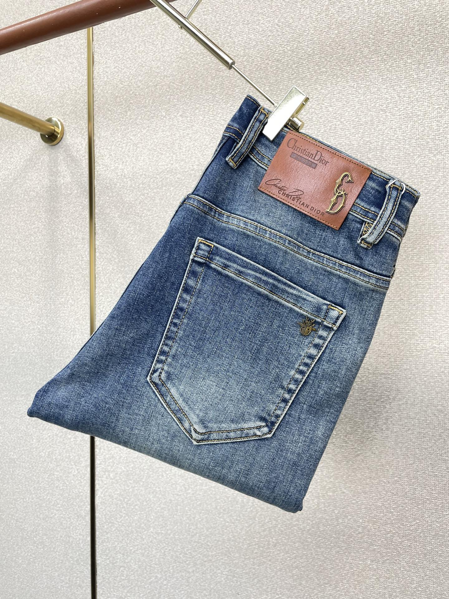 NO:917970,.Dior exclusively provides high-end versions of new casual jeans. Custom-made fabrics at the counter. Highly breathable and comfortable, with impeccable details. The brand element design concept reflects high quality. It feels delicate and soft!  It presents a casual cut and the upper body shape is awesome!  Code number 29-38,,dior,dior,jeans,19860909.Dior迪奥独家专供新款休闲牛仔裤高端版本 专柜定制面料 透气舒适度高,细节无可挑剔,品牌元素设计理念,体现高品质.手感细腻柔软！呈现休闲裁剪,上身版型超赞！码数29-38,,dior,dior,jeans,,Men's clothing