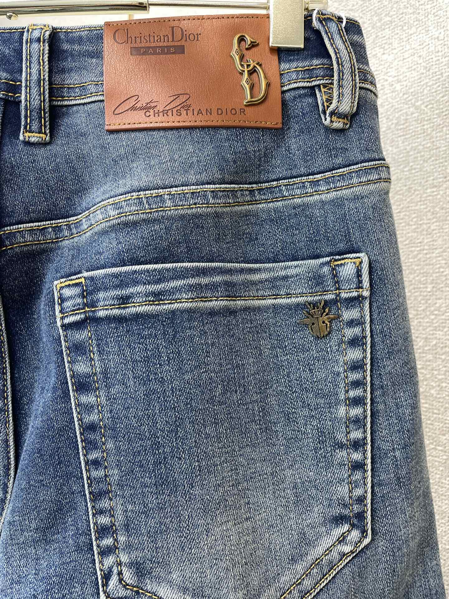 Dior迪奥💥砸锅卖铁都要上的新款新款休闲牛仔裤👖高端版本 专柜定制面料 透气舒适度高，细节无可挑剔，品牌元素设计理念，