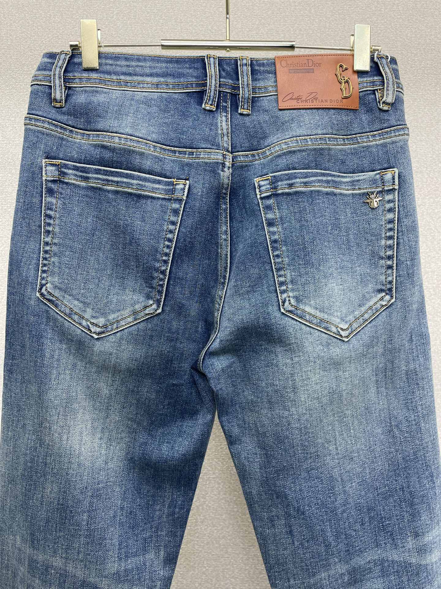 Dior迪奥💥砸锅卖铁都要上的新款新款休闲牛仔裤👖高端版本 专柜定制面料 透气舒适度高，细节无可挑剔，品牌元素设计理念，