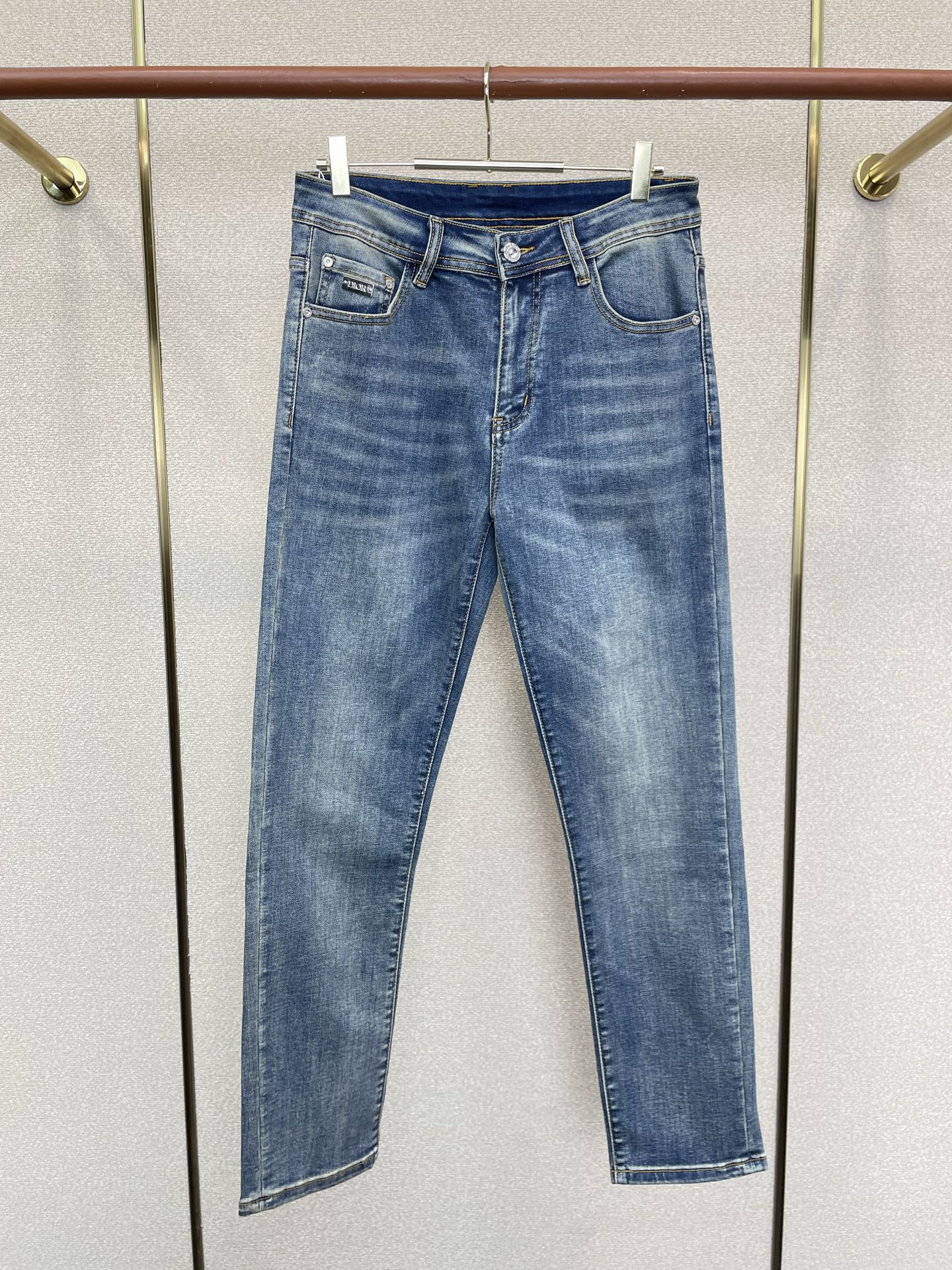 Dior迪奥💥砸锅卖铁都要上的新款新款休闲牛仔裤👖高端版本 专柜定制面料 透气舒适度高，细节无可挑剔，品牌元素设计理念，