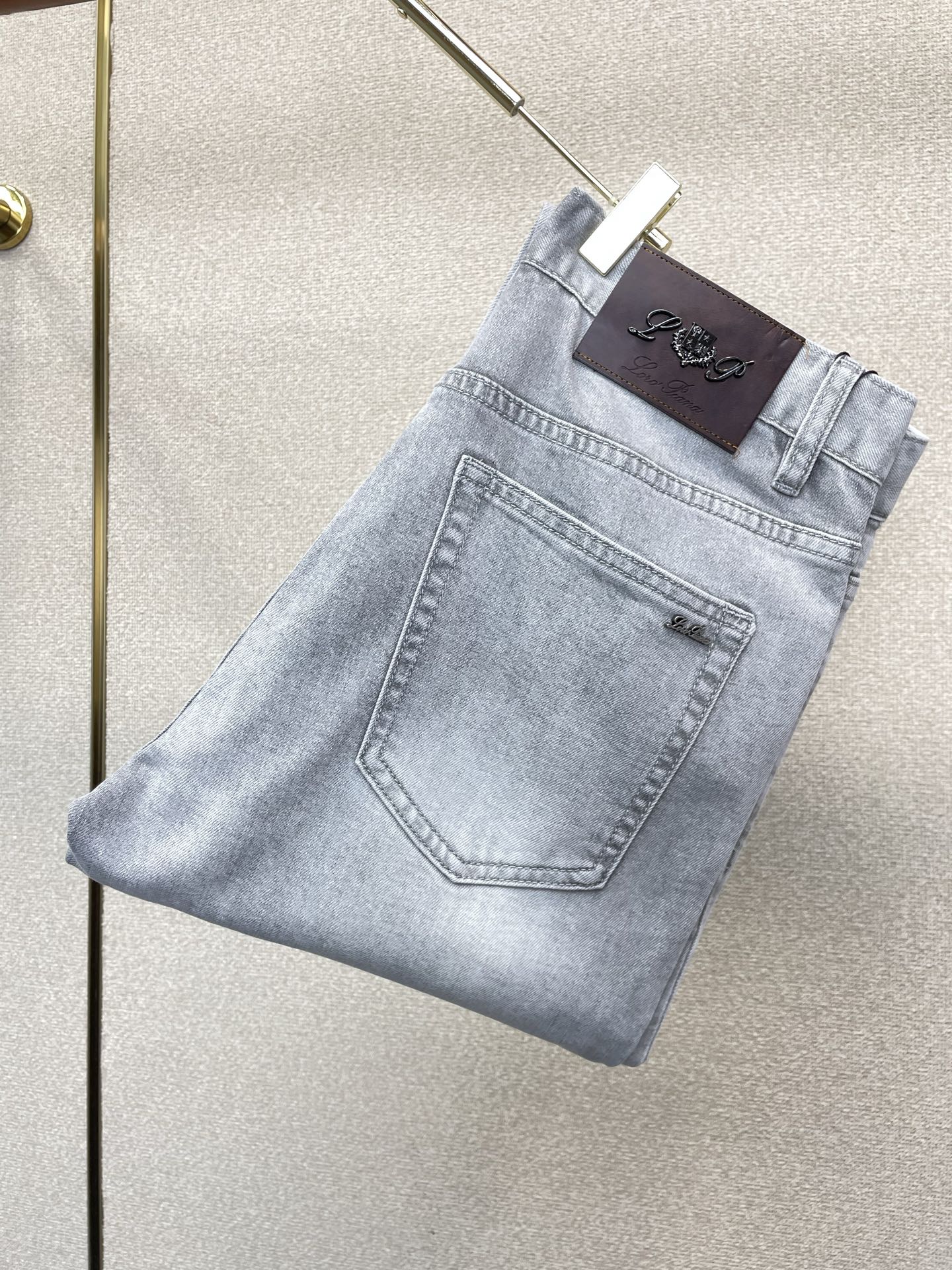 NO:917973,.LP-Loro Piana exclusively provides high-end versions of new casual jeans. Custom-made fabrics at the counter. Highly breathable and comfortable, with impeccable details. The brand element design concept reflects high quality. It feels delicate and soft!  It presents a casual cut and the upper body shape is awesome!  Code number 29-38,,loro piana,loro piana,jeans,19860909.LP-Loro Piana诺悠翩雅独家专供新款休闲牛仔裤高端版本 专柜定制面料 透气舒适度高,细节无可挑剔,品牌元素设计理念,体现高品质.手感细腻柔软！呈现休闲裁剪,上身版型超赞！码数29-38,,loro piana,loro piana,jeans,,Men's clothing