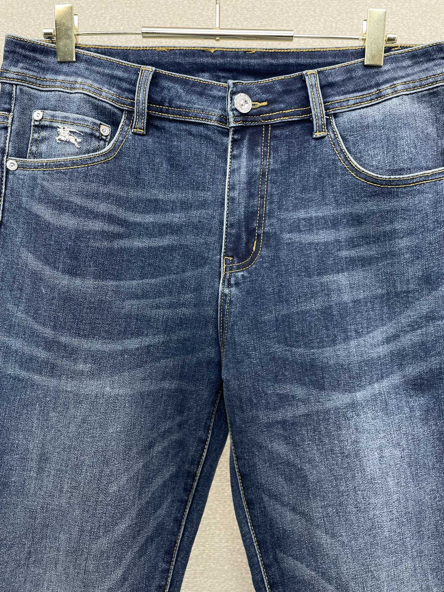 Burberry巴宝莉💥砸锅卖铁都要上的新款新款休闲牛仔裤👖高端版本 专柜定制面料 透气舒适度高，细节无可挑剔，品牌元素