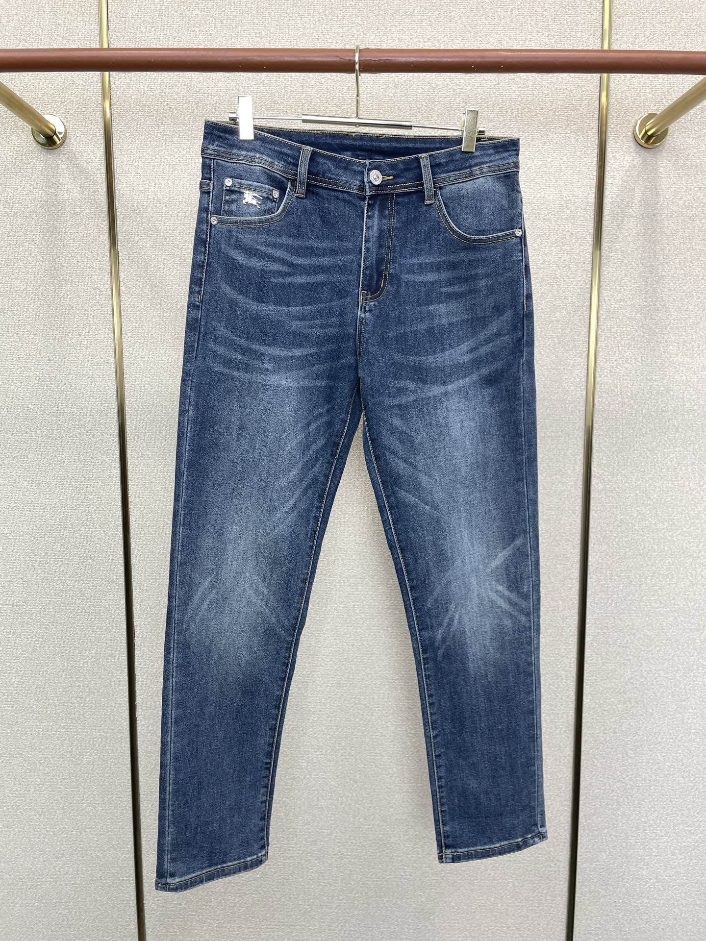 Burberry巴宝莉💥砸锅卖铁都要上的新款新款休闲牛仔裤👖高端版本 专柜定制面料 透气舒适度高，细节无可挑剔，品牌元素