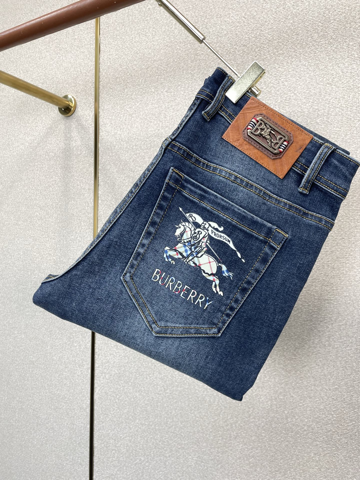 NO:917976,.Burberry exclusively provides high-end versions of new casual jeans. Custom-made fabrics at the counter. Highly breathable and comfortable, with impeccable details. The brand element design concept reflects high quality. It feels delicate and soft!  It presents a casual cut and the upper body shape is awesome!  Code number 29-38,,burberry,burberry,jeans,19860909.Burberry巴宝莉独家专供新款休闲牛仔裤高端版本 专柜定制面料 透气舒适度高,细节无可挑剔,品牌元素设计理念,体现高品质.手感细腻柔软！呈现休闲裁剪,上身版型超赞！码数29-38,,burberry,burberry,jeans,,Men's clothing