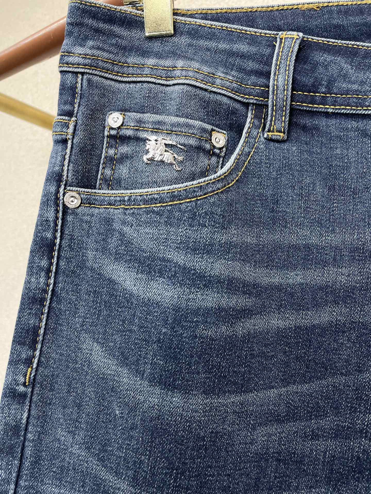 Burberry巴宝莉💥砸锅卖铁都要上的新款新款休闲牛仔裤👖高端版本 专柜定制面料 透气舒适度高，细节无可挑剔，品牌元素