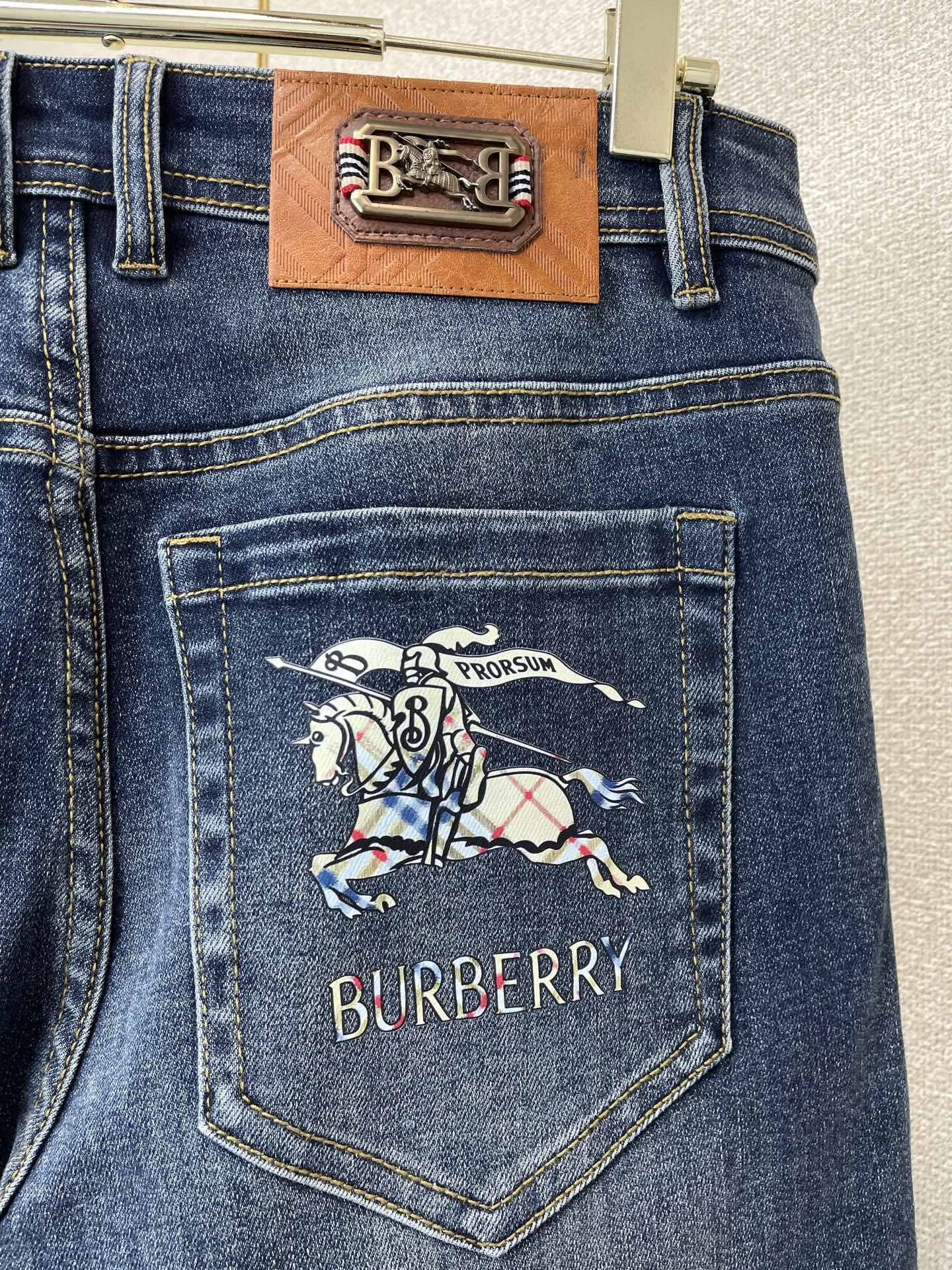 Burberry巴宝莉💥砸锅卖铁都要上的新款新款休闲牛仔裤👖高端版本 专柜定制面料 透气舒适度高，细节无可挑剔，品牌元素