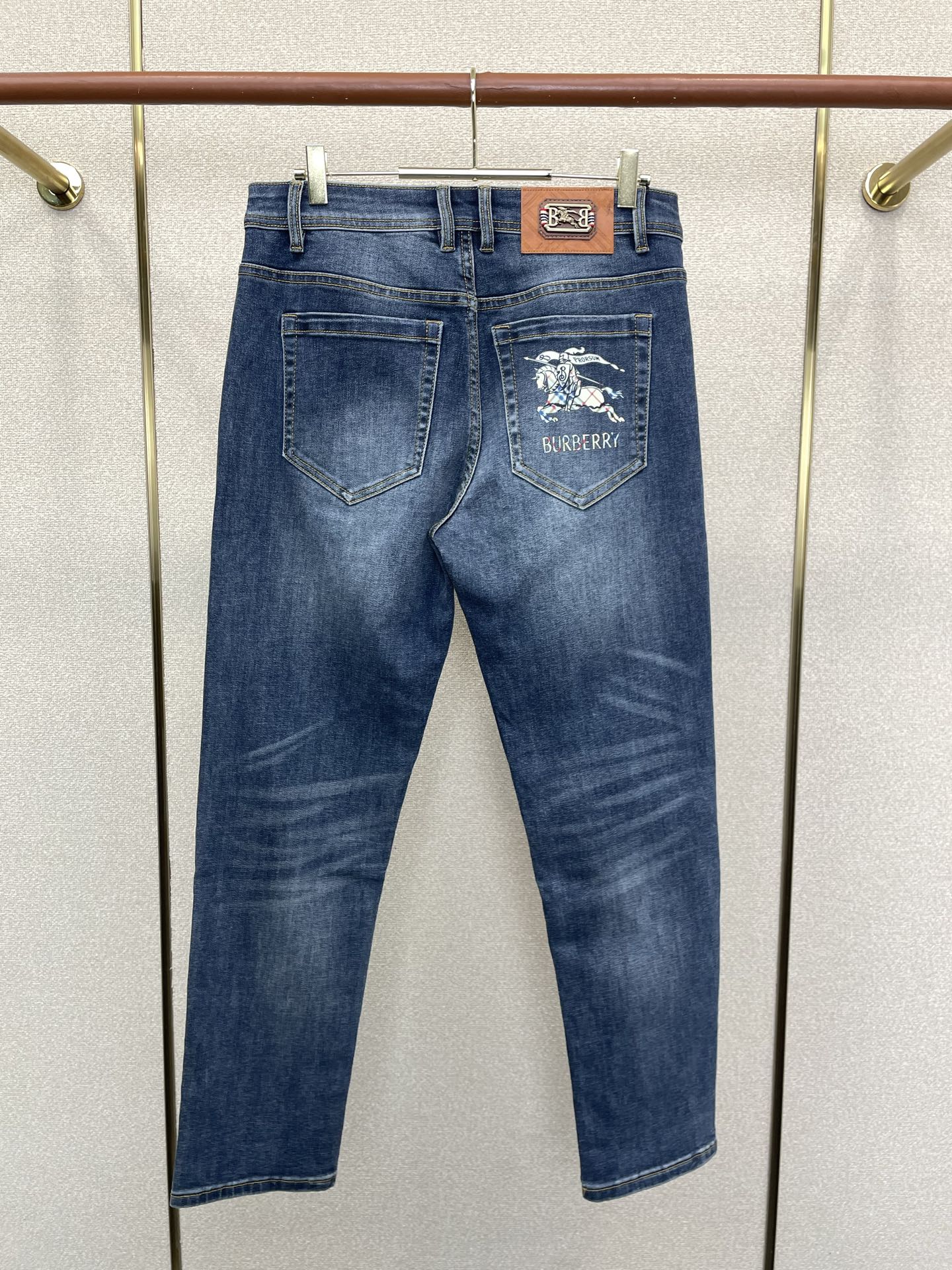 Burberry巴宝莉💥砸锅卖铁都要上的新款新款休闲牛仔裤👖高端版本 专柜定制面料 透气舒适度高，细节无可挑剔，品牌元素