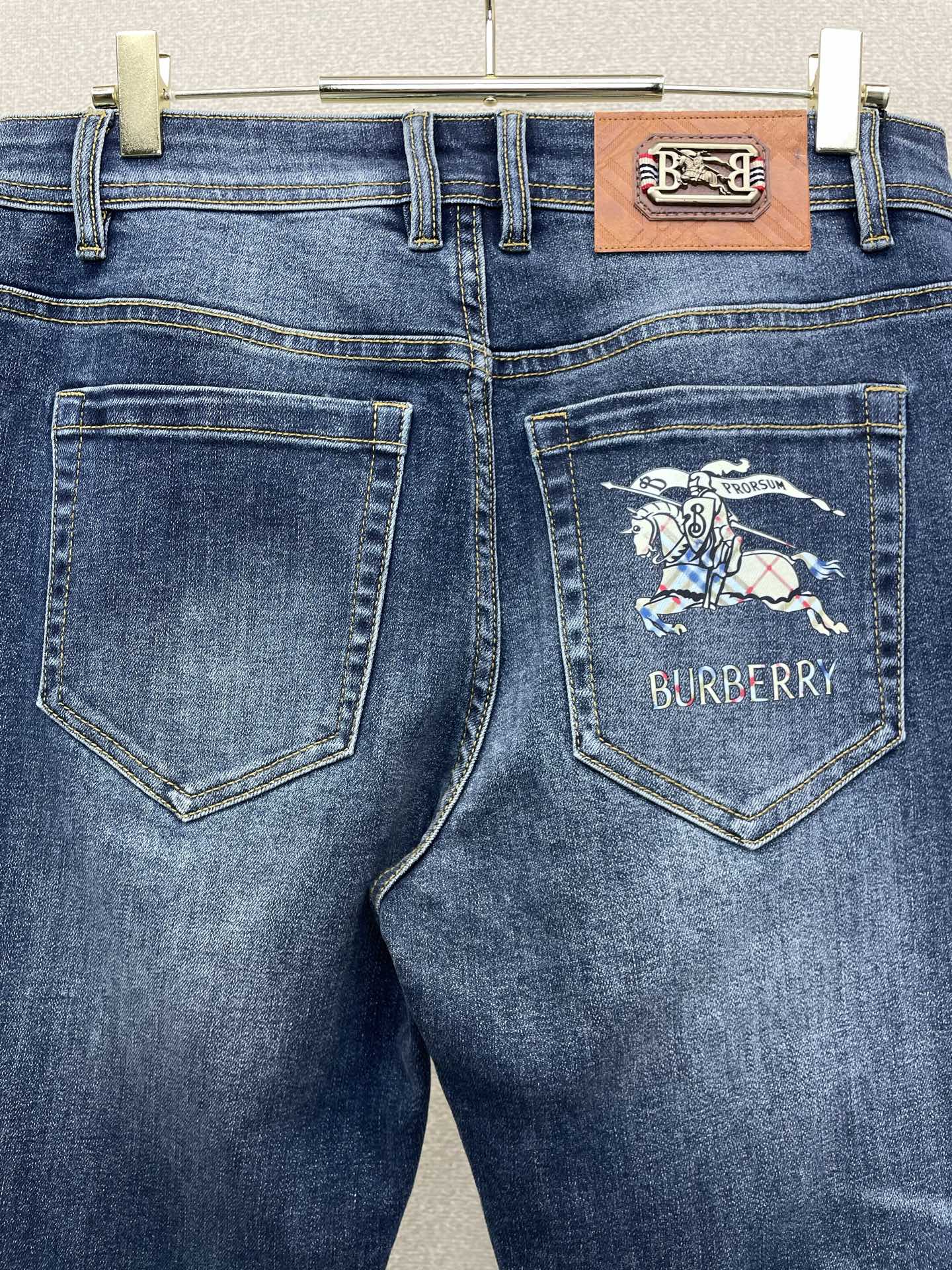Burberry巴宝莉💥砸锅卖铁都要上的新款新款休闲牛仔裤👖高端版本 专柜定制面料 透气舒适度高，细节无可挑剔，品牌元素