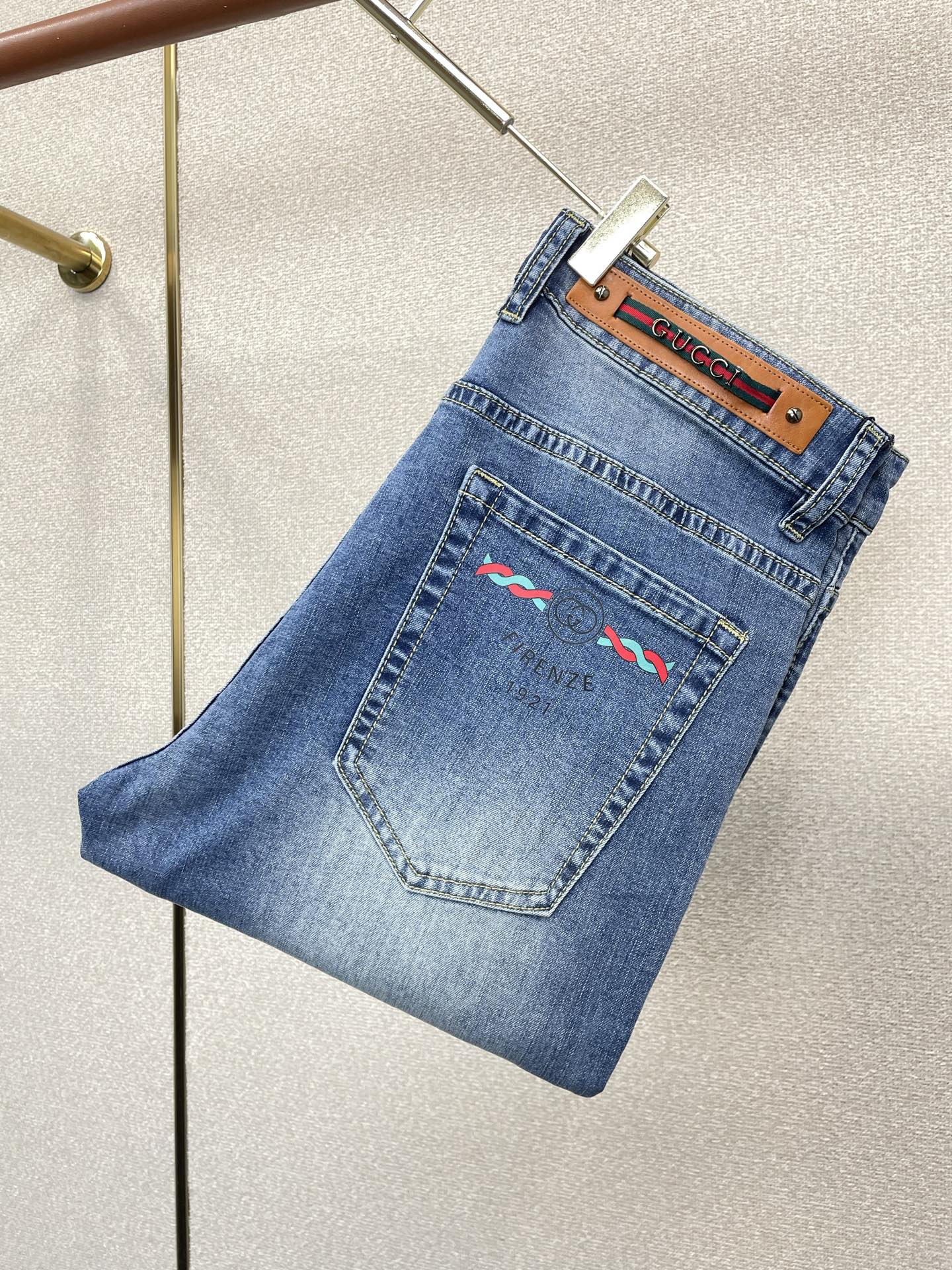 NO:917979,.Gucci exclusively supplies high-end versions of new casual jeans. Custom-made fabrics at the counter. Highly breathable and comfortable, with impeccable details. The brand element design concept reflects high quality. It feels delicate and soft!  It presents a casual cut and the upper body shape is awesome!  Code number 29-38,,gucci,gucci,jeans,19860909.Gucci古驰独家专供新款休闲牛仔裤高端版本 专柜定制面料 透气舒适度高,细节无可挑剔,品牌元素设计理念,体现高品质.手感细腻柔软！呈现休闲裁剪,上身版型超赞！码数29-38,,gucci,gucci,jeans,,Men's clothing