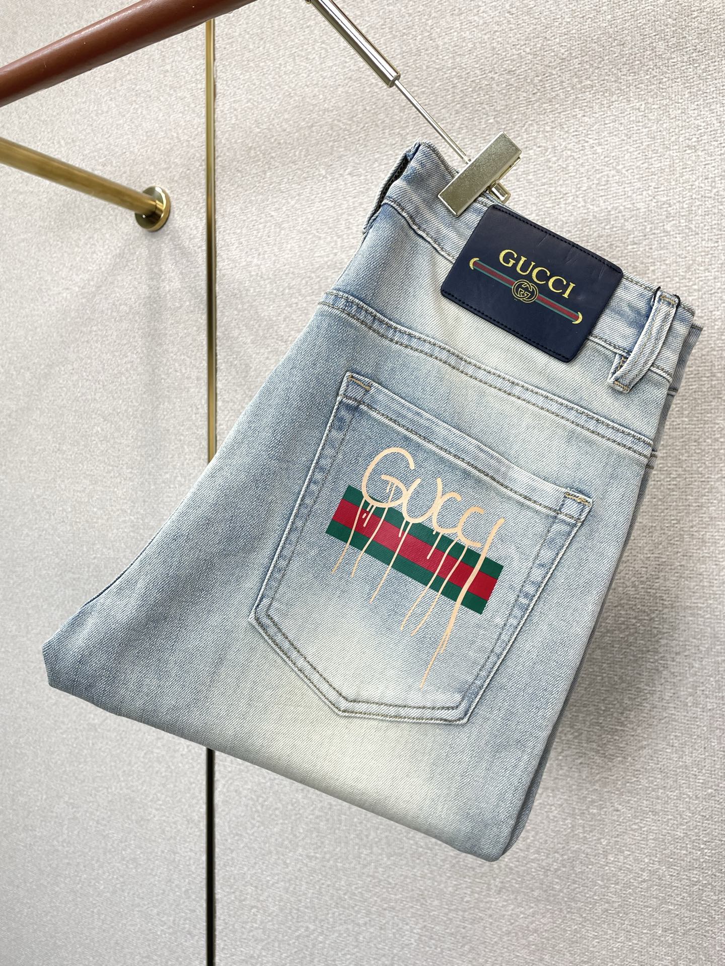 NO:919134,.Gucci exclusively supplies high-end versions of new casual jeans. Custom-made fabrics at the counter. Highly breathable and comfortable, with impeccable details. The brand element design concept reflects high quality. It feels delicate and soft!  It presents a casual cut and the upper body shape is awesome!  Code number 29-38,,gucci,gucci,jeans,19860909.Gucci古驰独家专供新款休闲牛仔裤高端版本 专柜定制面料 透气舒适度高,细节无可挑剔,品牌元素设计理念,体现高品质.手感细腻柔软！呈现休闲裁剪,上身版型超赞！码数29-38,,gucci,gucci,jeans,,Men's clothing