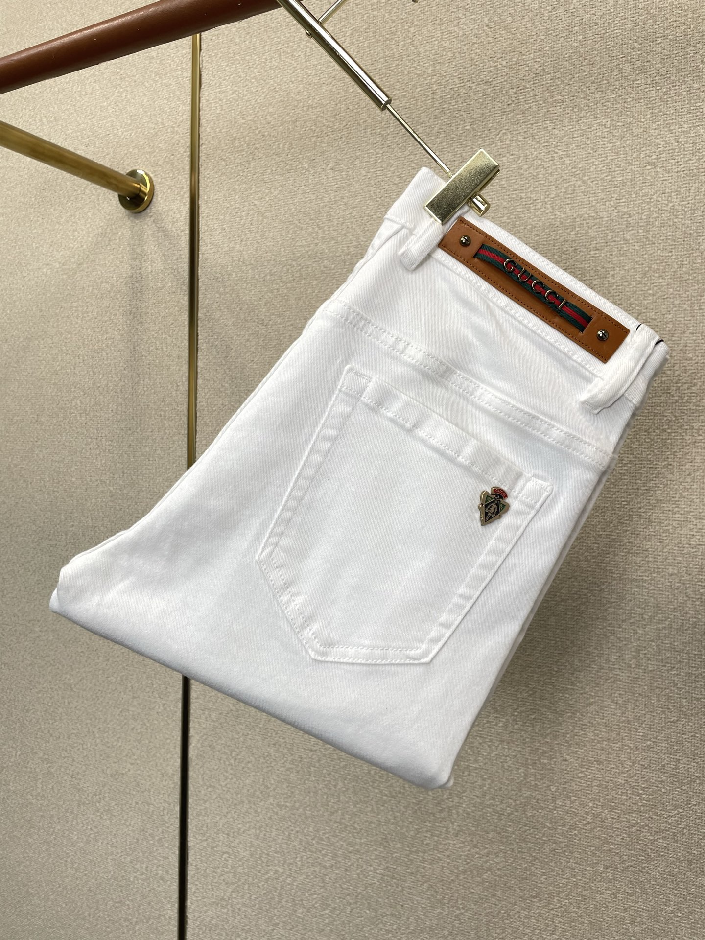 NO:917015,.Gucci exclusively supplies high-end versions of new casual jeans. Custom-made fabrics at the counter. Highly breathable and comfortable, with impeccable details. The brand element design concept reflects high quality. It feels delicate and soft!  It presents a casual cut and the upper body shape is awesome!  Code number 29-38,,gucci,gucci,jeans,19860909.Gucci古驰独家专供新款休闲牛仔裤高端版本 专柜定制面料 透气舒适度高,细节无可挑剔,品牌元素设计理念,体现高品质.手感细腻柔软！呈现休闲裁剪,上身版型超赞！码数29-38,,gucci,gucci,jeans,,Men's clothing
