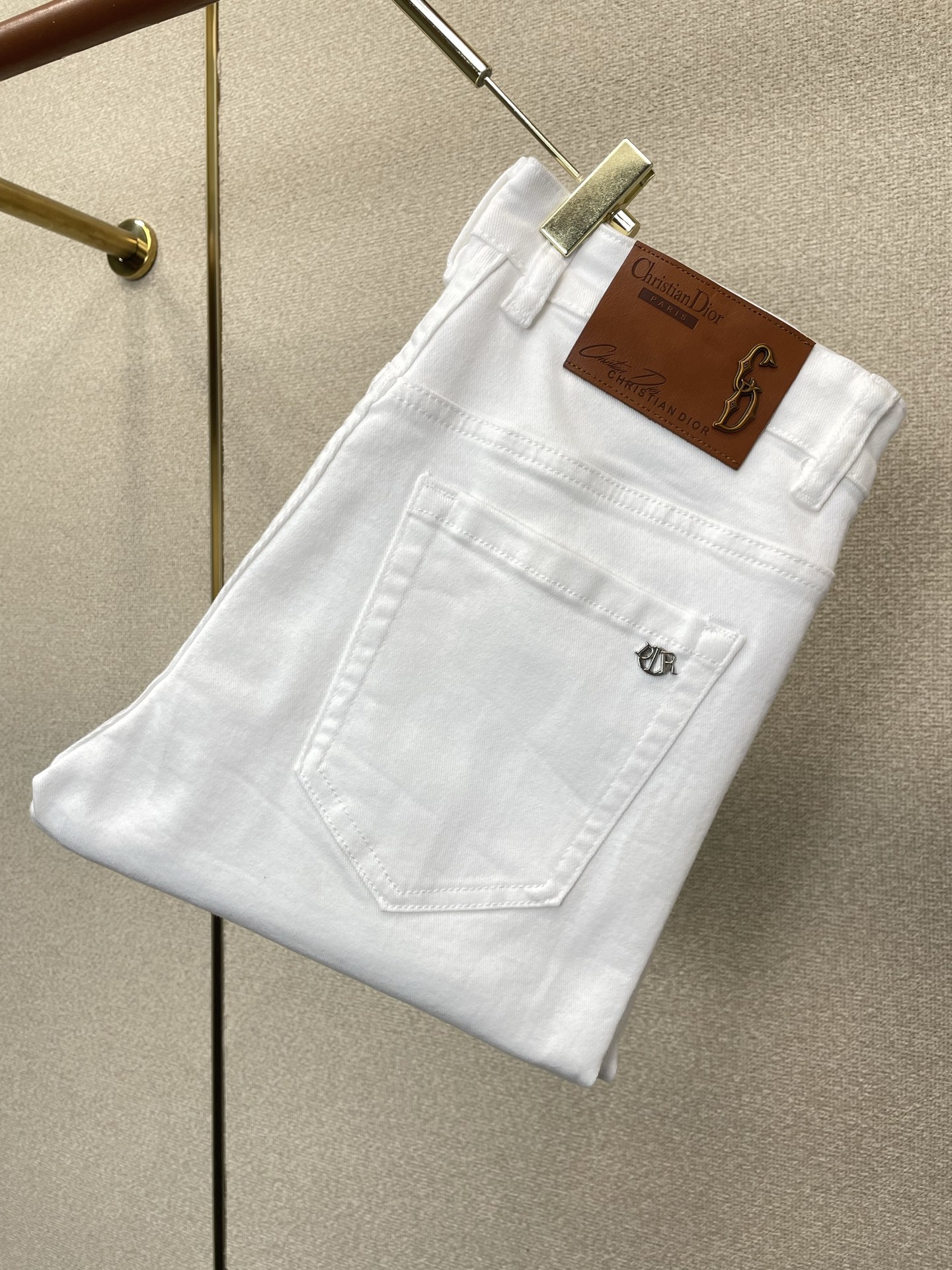 NO:915953,.Dior exclusively provides high-end versions of new casual jeans. Custom-made fabrics at the counter. Highly breathable and comfortable, with impeccable details. The brand element design concept reflects high quality. It feels delicate and soft!  It presents a casual cut and the upper body shape is awesome!  Code number 29-38,,dior,dior,jeans,19860909.Dior迪奥独家专供新款休闲牛仔裤高端版本 专柜定制面料 透气舒适度高,细节无可挑剔,品牌元素设计理念,体现高品质.手感细腻柔软！呈现休闲裁剪,上身版型超赞！码数29-38,,dior,dior,jeans,,Men's clothing
