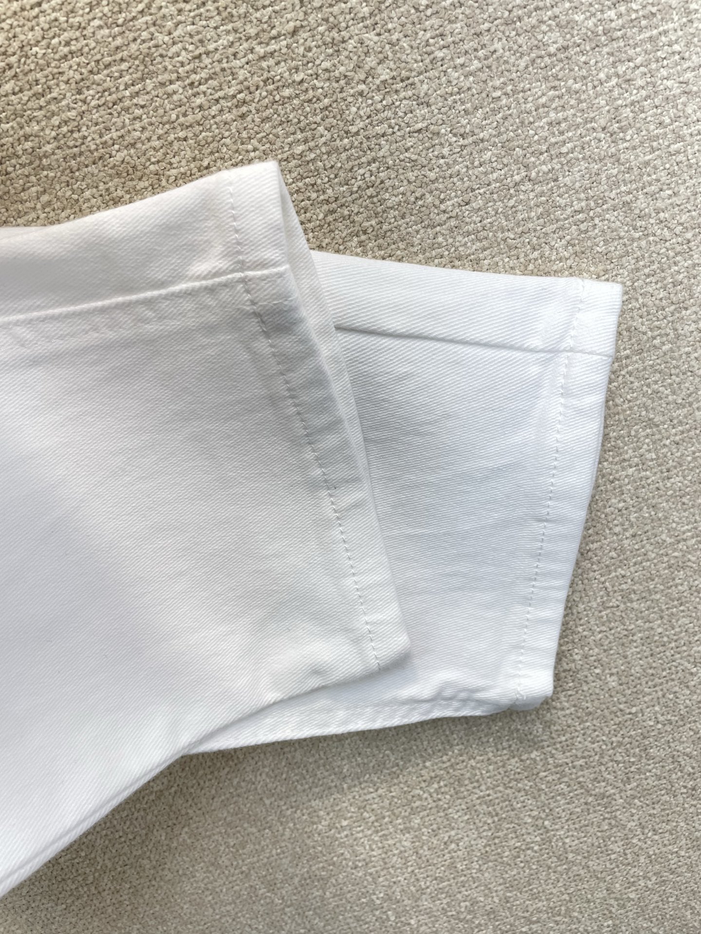 Dior迪奥💥砸锅卖铁都要上的新款新款休闲牛仔裤👖高端版本 专柜定制面料 透气舒适度高，细节无可挑剔，品牌元素设计理念，