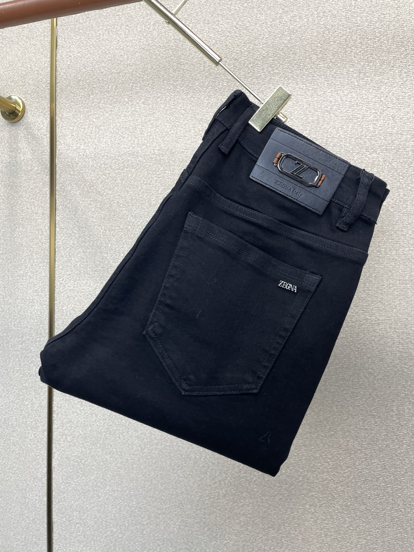 NO:915956,.ZEGNA Zegna exclusively provides high-end versions of new casual jeans. Custom-made fabrics at the counter. Highly breathable and comfortable, with impeccable details. The brand element design concept reflects high quality. It feels delicate and soft!  It presents a casual cut and the upper body shape is awesome!  Code number 29-38,,zegna,jeans,19860909.ZEGNA杰尼亚独家专供新款休闲牛仔裤高端版本 专柜定制面料 透气舒适度高,细节无可挑剔,品牌元素设计理念,体现高品质.手感细腻柔软！呈现休闲裁剪,上身版型超赞！码数29-38,,zegna,jeans,,Men's clothing