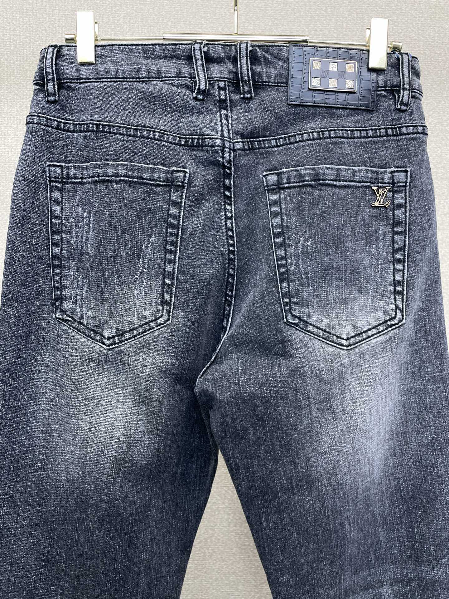 Louis Vuitton路易威登💥砸锅卖铁都要上的新款新款休闲牛仔裤👖高端版本 专柜定制面料 透气舒适度高，细节无可挑