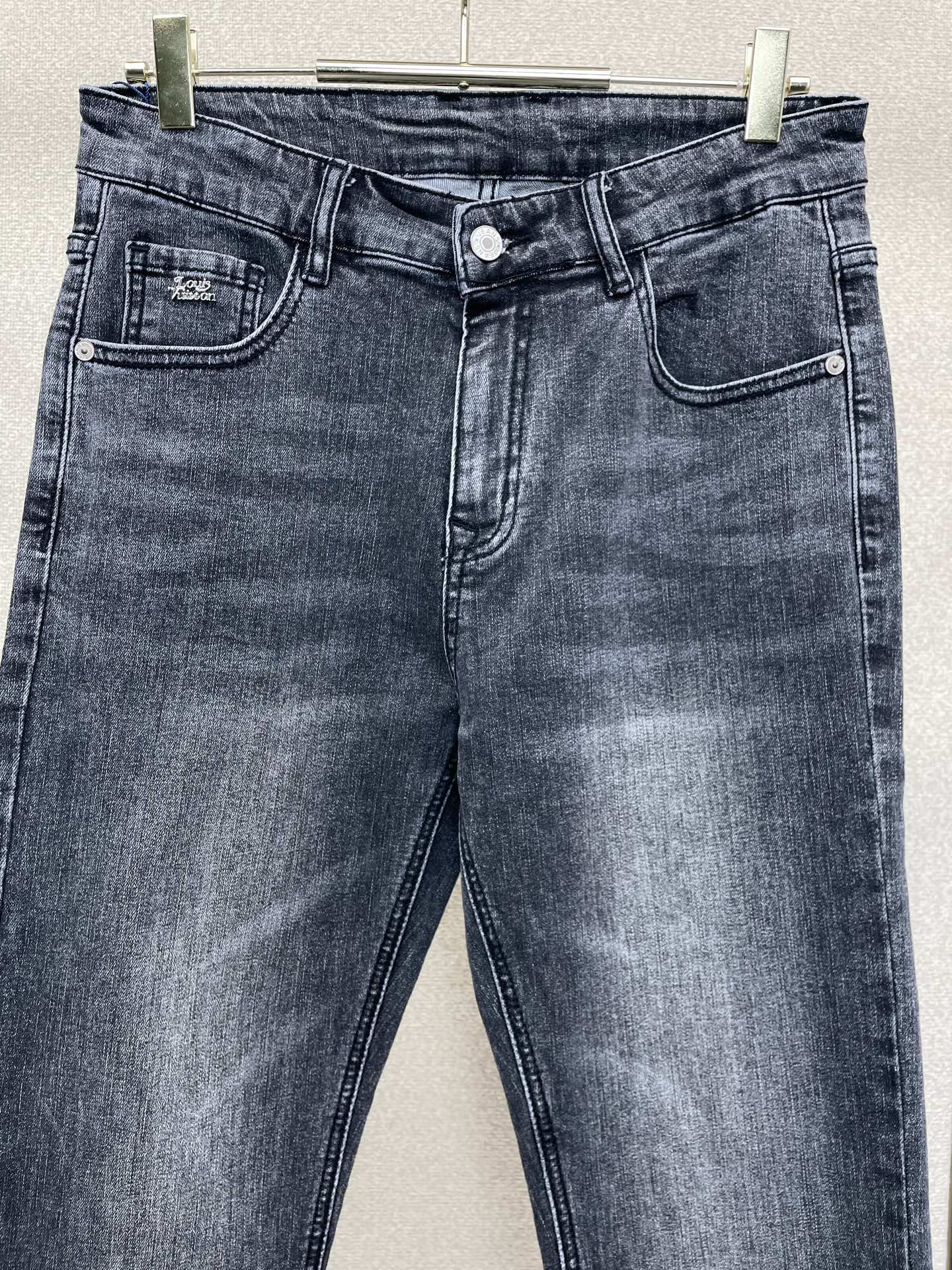 Louis Vuitton路易威登💥砸锅卖铁都要上的新款新款休闲牛仔裤👖高端版本 专柜定制面料 透气舒适度高，细节无可挑