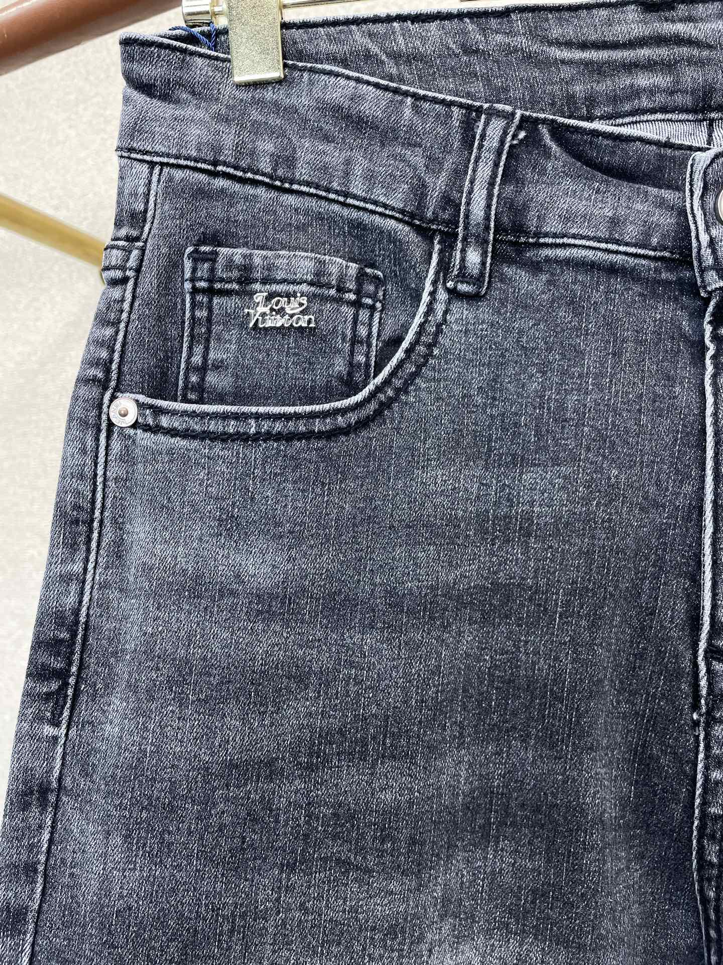 Louis Vuitton路易威登💥砸锅卖铁都要上的新款新款休闲牛仔裤👖高端版本 专柜定制面料 透气舒适度高，细节无可挑