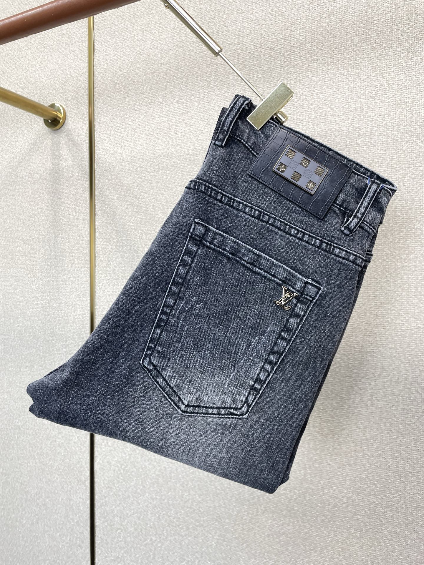NO:915959,.Louis Vuitton exclusively provides high-end versions of new casual jeans. Custom-made fabrics at the counter. Highly breathable and comfortable, with impeccable details. The brand element design concept reflects high quality. It feels delicate and soft!  It presents a casual cut and the upper body shape is awesome!  Code number 29-38,,louis vuitton,louis vuitton,jeans,19860909.Louis Vuitton路易威登独家专供新款休闲牛仔裤高端版本 专柜定制面料 透气舒适度高,细节无可挑剔,品牌元素设计理念,体现高品质.手感细腻柔软！呈现休闲裁剪,上身版型超赞！码数29-38,,louis vuitton,louis vuitton,jeans,,Men's clothing