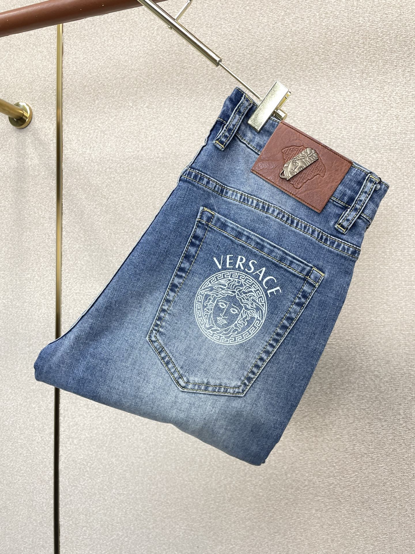 NO:919137,.VERSACE Versace exclusively provides high-end versions of new casual jeans. Custom-made fabrics at the counter. Highly breathable and comfortable, with impeccable details. The brand element design concept embodies high quality. It feels delicate and soft!  It presents a casual cut and the upper body shape is awesome!  Code number 29-38,,versace,versace,jeans,19860909.VERSACE范思哲独家专供新款休闲牛仔裤高端版本 专柜定制面料 透气舒适度高,细节无可挑剔,品牌元素设计理念,体现高品质.手感细腻柔软！呈现休闲裁剪,上身版型超赞！码数29-38,,versace,versace,jeans,,Men's clothing