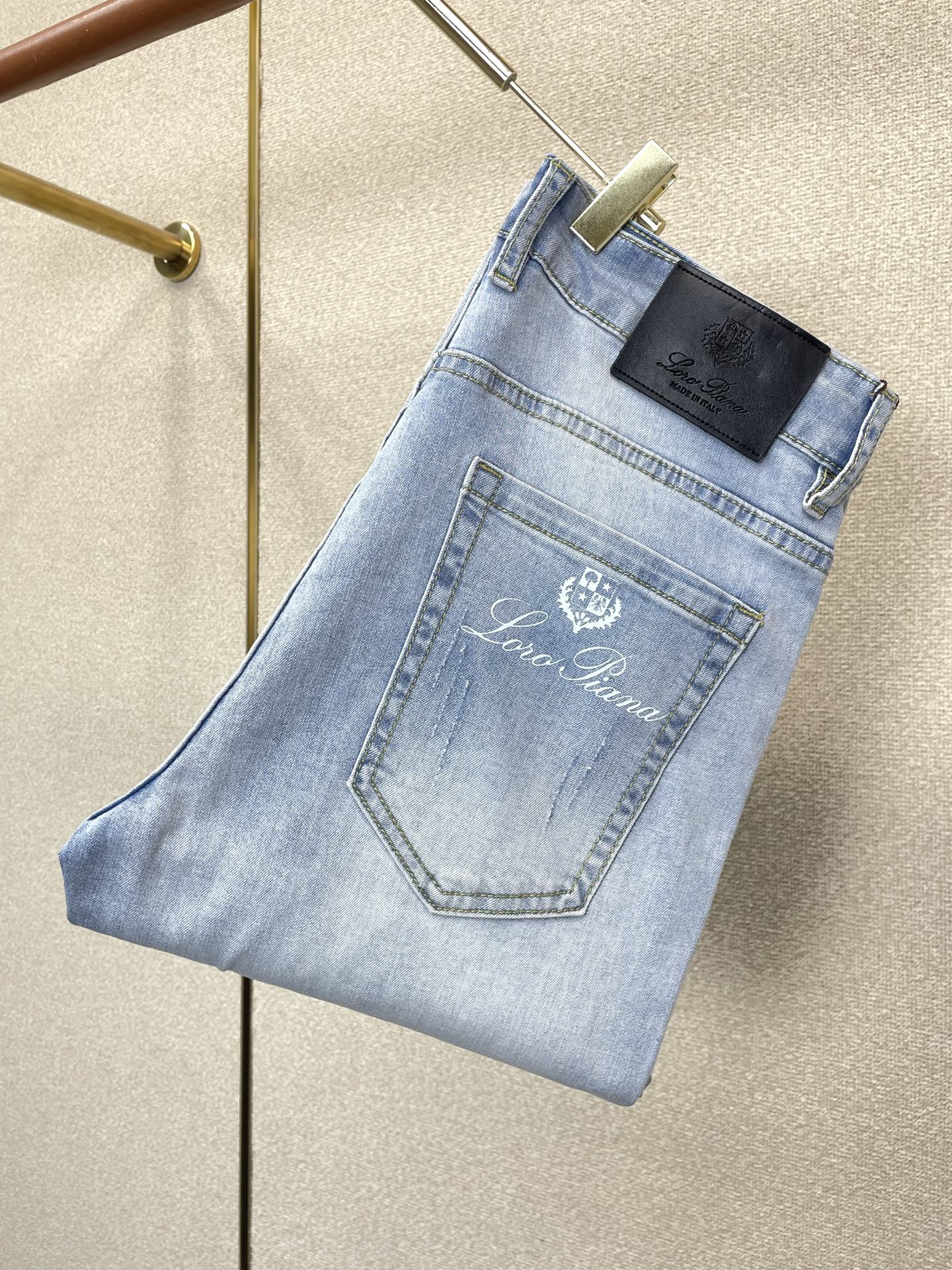 NO:917982,.LP-Loro Piana exclusively provides high-end versions of new casual jeans. Custom-made fabrics at the counter. Highly breathable and comfortable, with impeccable details. The brand element design concept reflects high quality. It feels delicate and soft!  It presents a casual cut and the upper body shape is awesome!  Code number 29-38,,loro piana,loro piana,jeans,19860909.LP-Loro Piana诺悠翩雅独家专供新款休闲牛仔裤高端版本 专柜定制面料 透气舒适度高,细节无可挑剔,品牌元素设计理念,体现高品质.手感细腻柔软！呈现休闲裁剪,上身版型超赞！码数29-38,,loro piana,loro piana,jeans,,Men's clothing