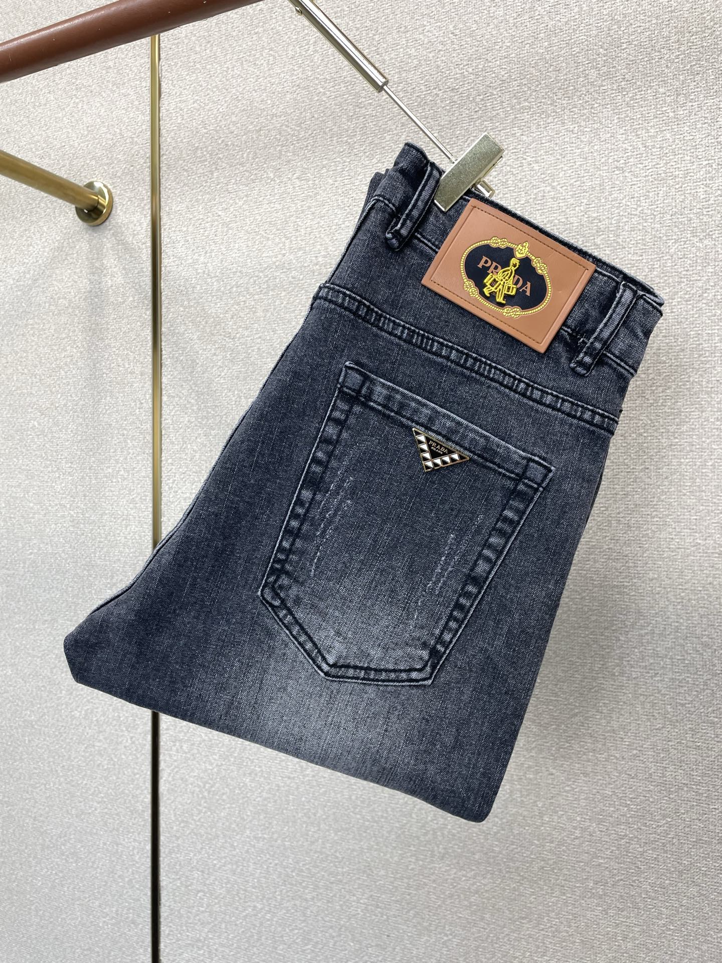 NO:919140,.Prada exclusively provides high-end versions of new casual jeans. Custom-made fabrics at the counter. Highly breathable and comfortable, with impeccable details. The brand element design concept embodies high quality. It feels delicate and soft!  It presents a casual cut and the upper body shape is awesome!  Code number 29-38,,prada,prada,jeans,19860909.Prada普拉达独家专供新款休闲牛仔裤高端版本 专柜定制面料 透气舒适度高,细节无可挑剔,品牌元素设计理念,体现高品质.手感细腻柔软！呈现休闲裁剪,上身版型超赞！码数29-38,,prada,prada,jeans,,Men's clothing