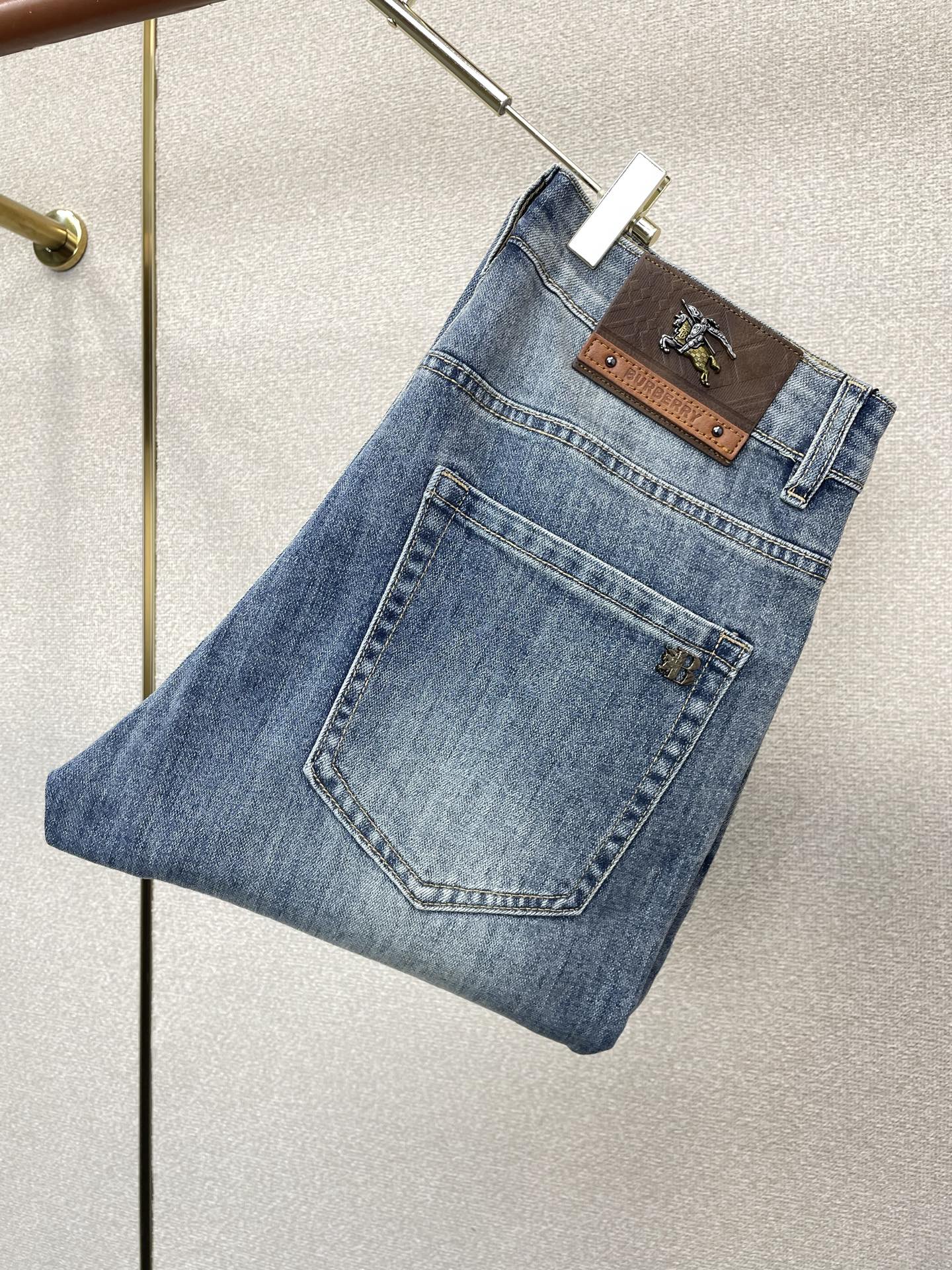NO:937578,.Burberry's new high-end version of casual jeans that everyone wants to sell. Customized fabrics at the counter. Highly breathable and comfortable, with impeccable details. The brand element design concept reflects high quality. It feels delicate and soft!  It presents a casual cut and the upper body shape is awesome!  Code number 29-38,,burberry,burberry,jeans,19860909.Burberry巴宝莉砸锅卖铁都要上的新款新款休闲牛仔裤高端版本 专柜定制面料 透气舒适度高,细节无可挑剔,品牌元素设计理念,体现高品质.手感细腻柔软！呈现休闲裁剪,上身版型超赞！码数29-38,,burberry,burberry,jeans,,Men's clothing