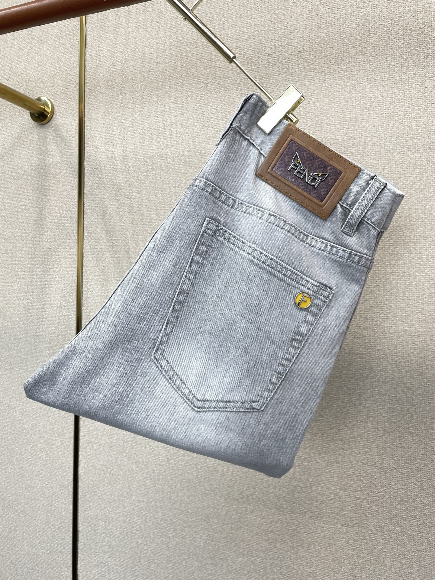 NO:937573,.FENDI Fendi's new high-end version of casual jeans that everyone wants to sell. Customized fabrics at the counter. Highly breathable and comfortable, with impeccable details. The brand element design concept reflects high quality. It feels delicate and soft!  It presents a casual cut and the upper body shape is awesome!  Code number 29-38,,fendi,fendi,jeans,19860909.FENDI芬迪砸锅卖铁都要上的新款新款休闲牛仔裤高端版本 专柜定制面料 透气舒适度高,细节无可挑剔,品牌元素设计理念,体现高品质.手感细腻柔软！呈现休闲裁剪,上身版型超赞！码数29-38,,fendi,fendi,jeans,,Men's clothing
