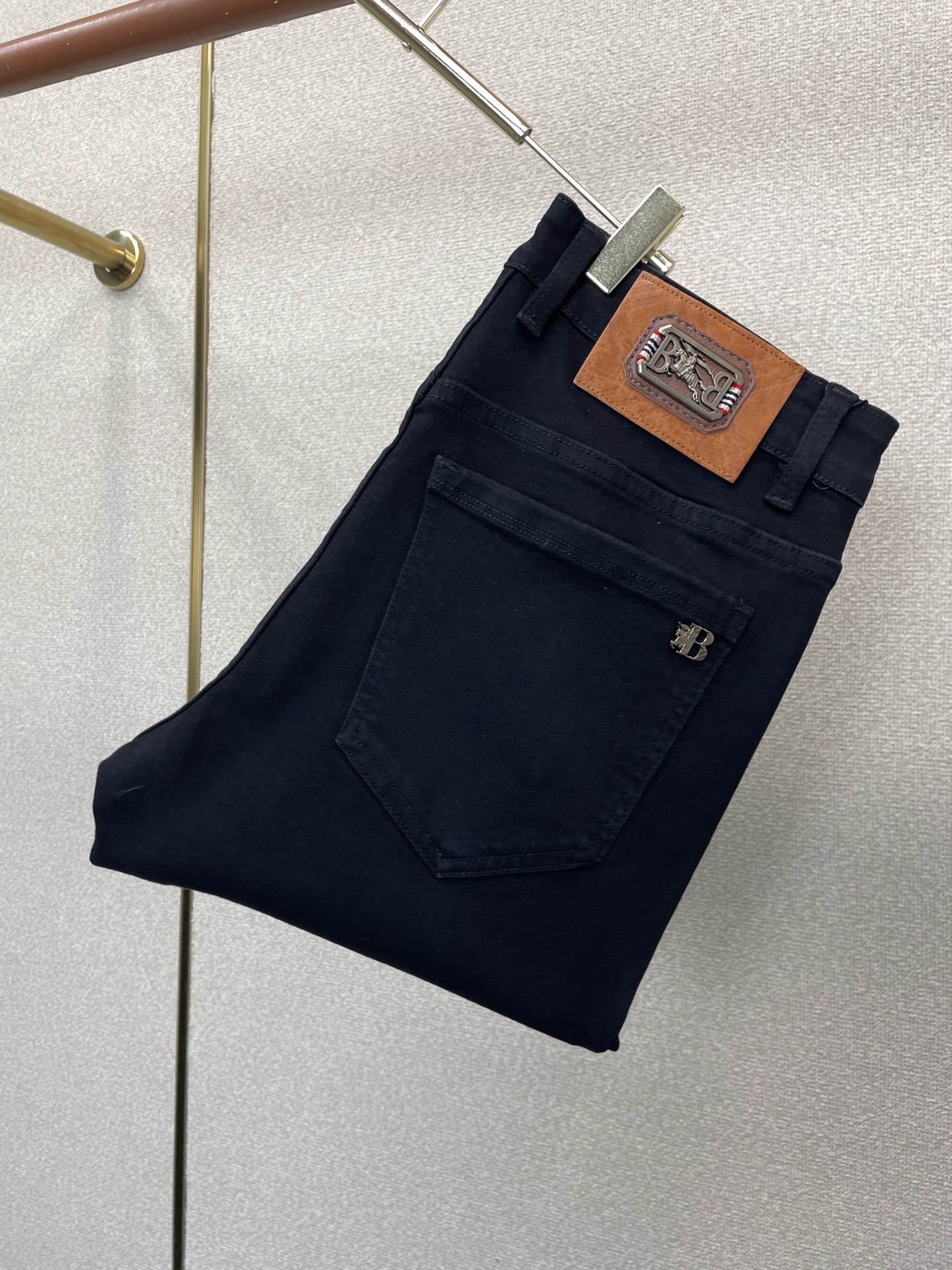 NO:917017,.Burberry exclusively provides high-end versions of new casual jeans. Custom-made fabrics at the counter. Highly breathable and comfortable, with impeccable details. The brand element design concept reflects high quality. It feels delicate and soft!  It presents a casual cut and the upper body shape is awesome!  Code number 29-38,,burberry,burberry,jeans,19860909.Burberry巴宝莉独家专供新款休闲牛仔裤高端版本 专柜定制面料 透气舒适度高,细节无可挑剔,品牌元素设计理念,体现高品质.手感细腻柔软！呈现休闲裁剪,上身版型超赞！码数29-38,,burberry,burberry,jeans,,Men's clothing