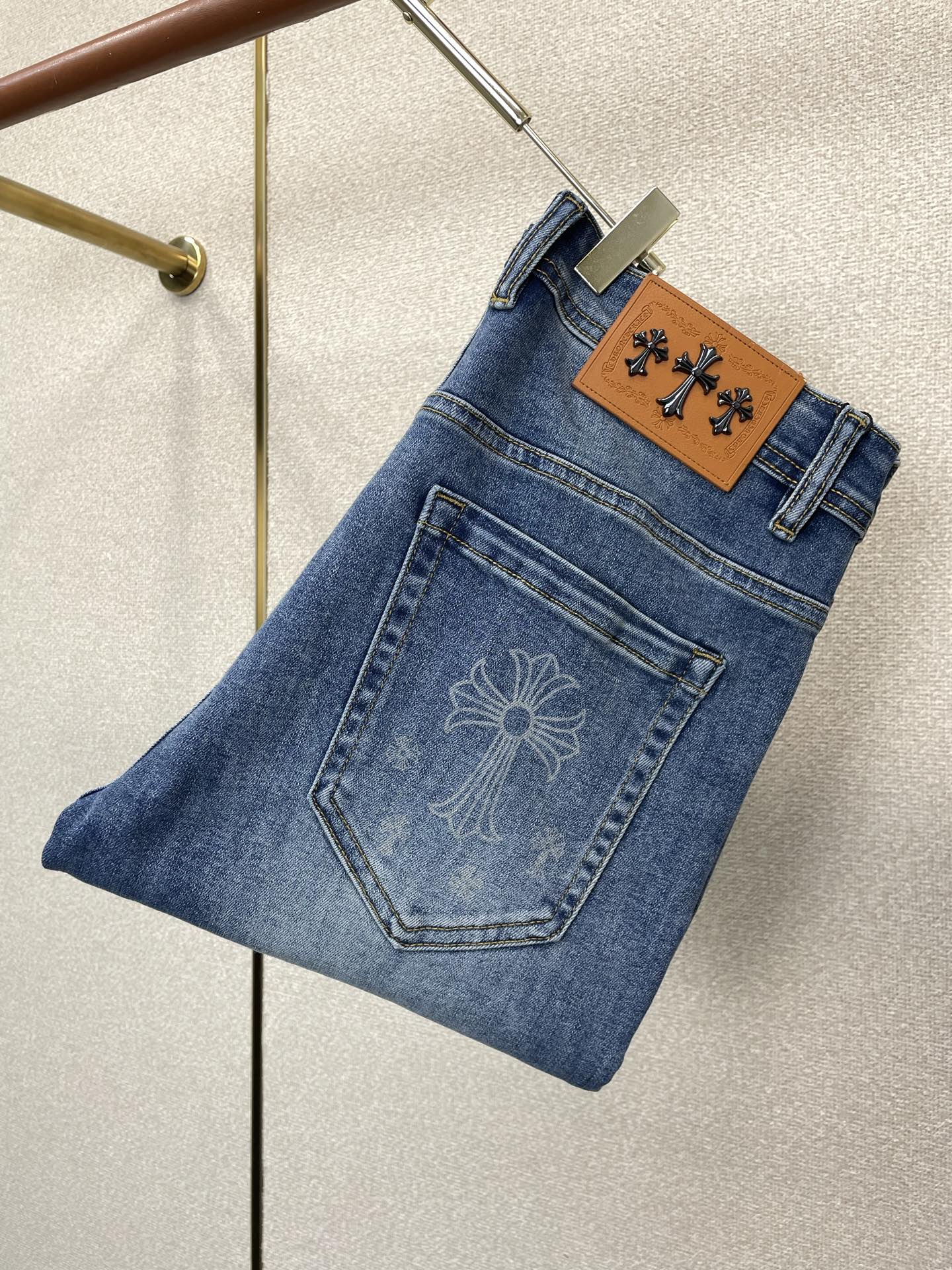 NO:937587,.Chrome Hearts is a high-end version of the new casual jeans that everyone will buy. Custom-made fabrics at the counter. Highly breathable and comfortable, with impeccable details. The brand element design concept embodies high quality. It feels delicate and soft!  It presents a casual cut and the upper body shape is awesome!  Code number 29-38,,chrome hearts,chrome hearts,jeans,19860909.Chrome hearts克罗心砸锅卖铁都要上的新款新款休闲牛仔裤高端版本 专柜定制面料 透气舒适度高,细节无可挑剔,品牌元素设计理念,体现高品质.手感细腻柔软！呈现休闲裁剪,上身版型超赞！码数29-38,,chrome hearts,chrome hearts,jeans,,Men's clothing