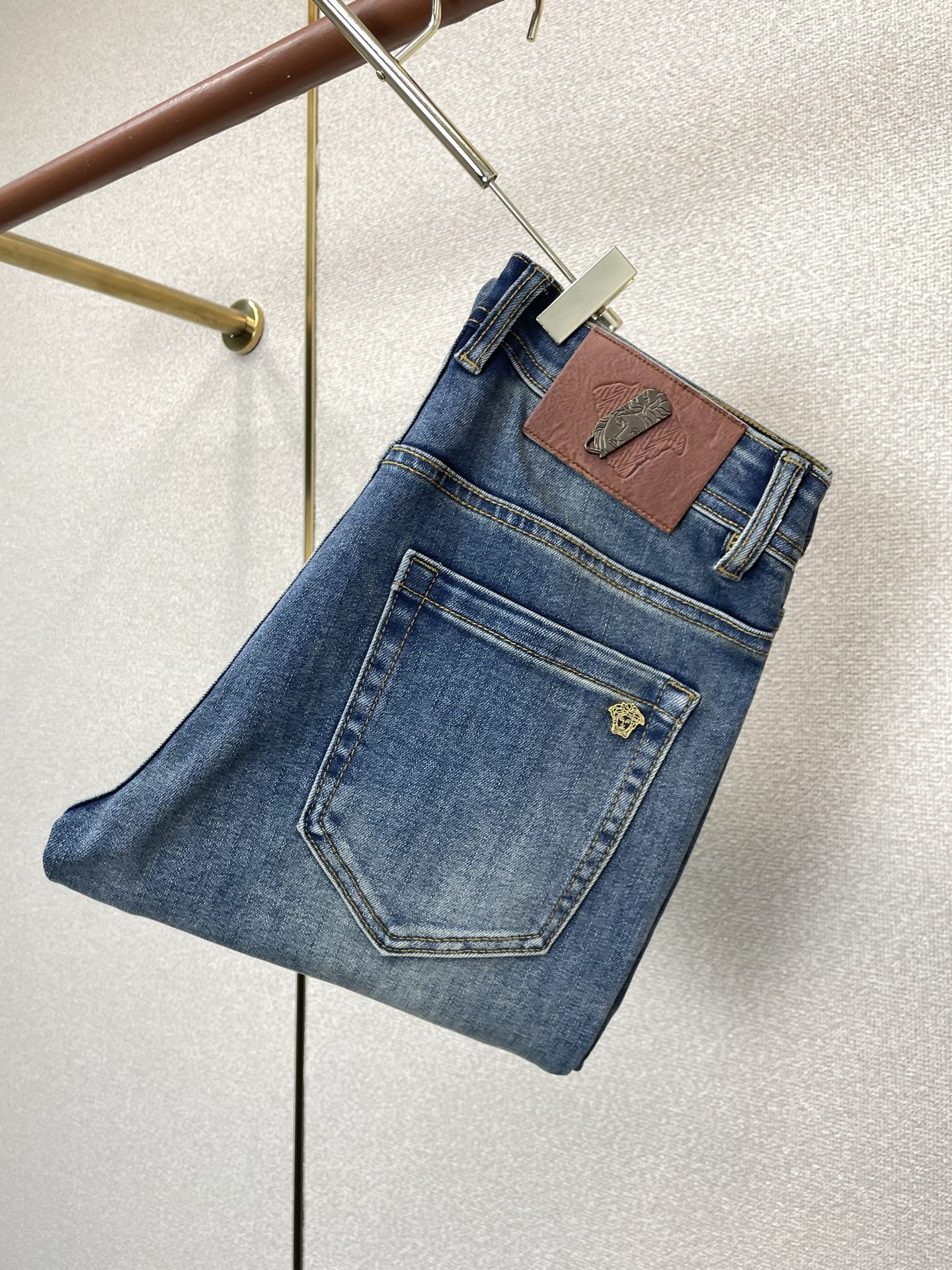NO:937567,.VERSACE Versace's new high-end version of casual jeans that everyone wants to buy. Customized fabrics at the counter. Highly breathable and comfortable, with impeccable details. The brand element design concept reflects high quality. It feels delicate and soft!  It presents a casual cut and the upper body shape is awesome!  Code number 29-38,,versace,versace,jeans,19860909.VERSACE范思哲砸锅卖铁都要上的新款新款休闲牛仔裤高端版本 专柜定制面料 透气舒适度高,细节无可挑剔,品牌元素设计理念,体现高品质.手感细腻柔软！呈现休闲裁剪,上身版型超赞！码数29-38,,versace,versace,jeans,,Men's clothing