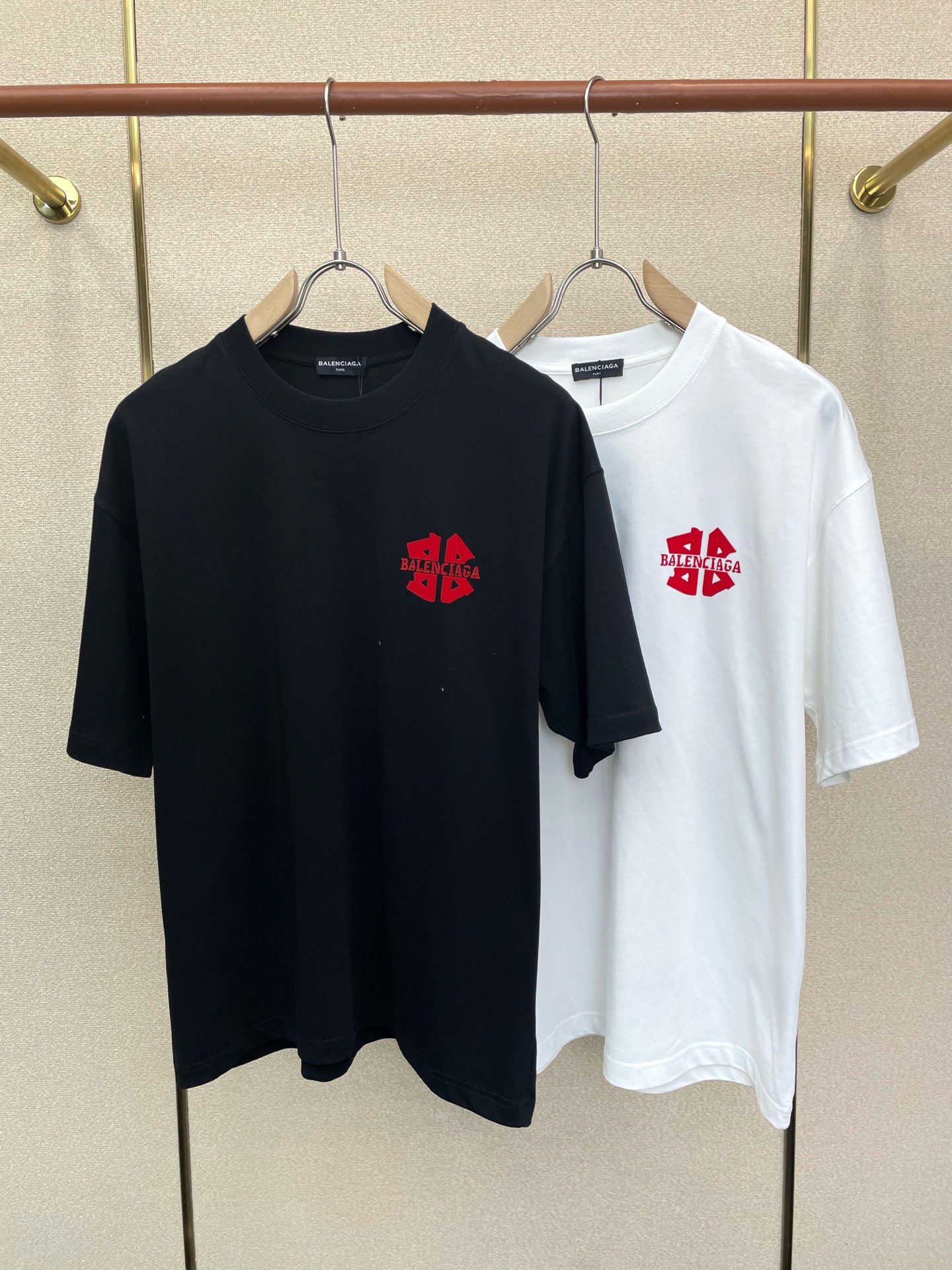 NO:917038,.Balenciaga exclusively supplies new original men's casual short sleeves. High-end customization. High-end version. Fashionable and versatile imported fabrics. Super soft and delicate feel. Skin-friendly and comfortable to wear. High-end boutique. The upper body is exquisitely made by the factory. A must-have item for men. Three standards are complete. Size S-2XL,,balenciaga,balenciaga,T-shirt,19860909.Balenciaga巴黎世家独家专供新款原单男士休闲短袖 高端定制 高端版本 时尚百搭爆款进口面料 手感超柔软细腻 穿着亲肤舒适 高端精品 代工厂精细做上身非常赞 男士必备单品 三标齐全 码数S-2XL,,balenciaga,balenciaga,T-shirt,,Men's clothing