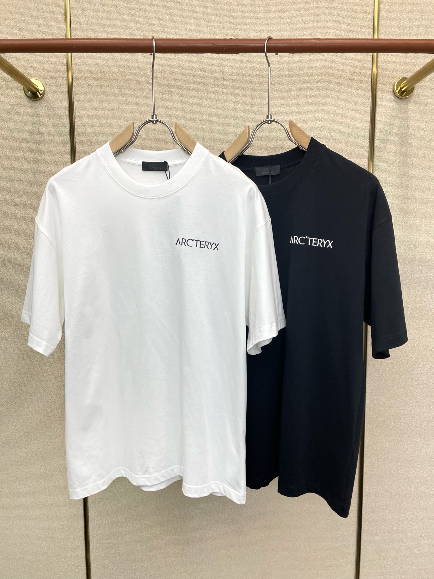 NO:915964,.Arc’teryx exclusively offers new original men’s casual short sleeves. High-end customization. High-end version. Fashionable and versatile imported fabrics. Super soft and delicate feel. Skin-friendly and comfortable to wear. High-end boutique. The upper body is finely made by the factory. It is a must-have item for men. Three complete standards. Size S-2XL, arc’teryx, T-shirt,19860909.Arc’teryx始祖鸟独家专供新款原单男士休闲短袖 高端定制 高端版本 时尚百搭爆款进口面料 手感超柔软细腻 穿着亲肤舒适 高端精品 代工厂精细做上身非常赞 男士必备单品 三标齐全 码数S-2XL,arc'teryx,T-shirt,,Men's clothing