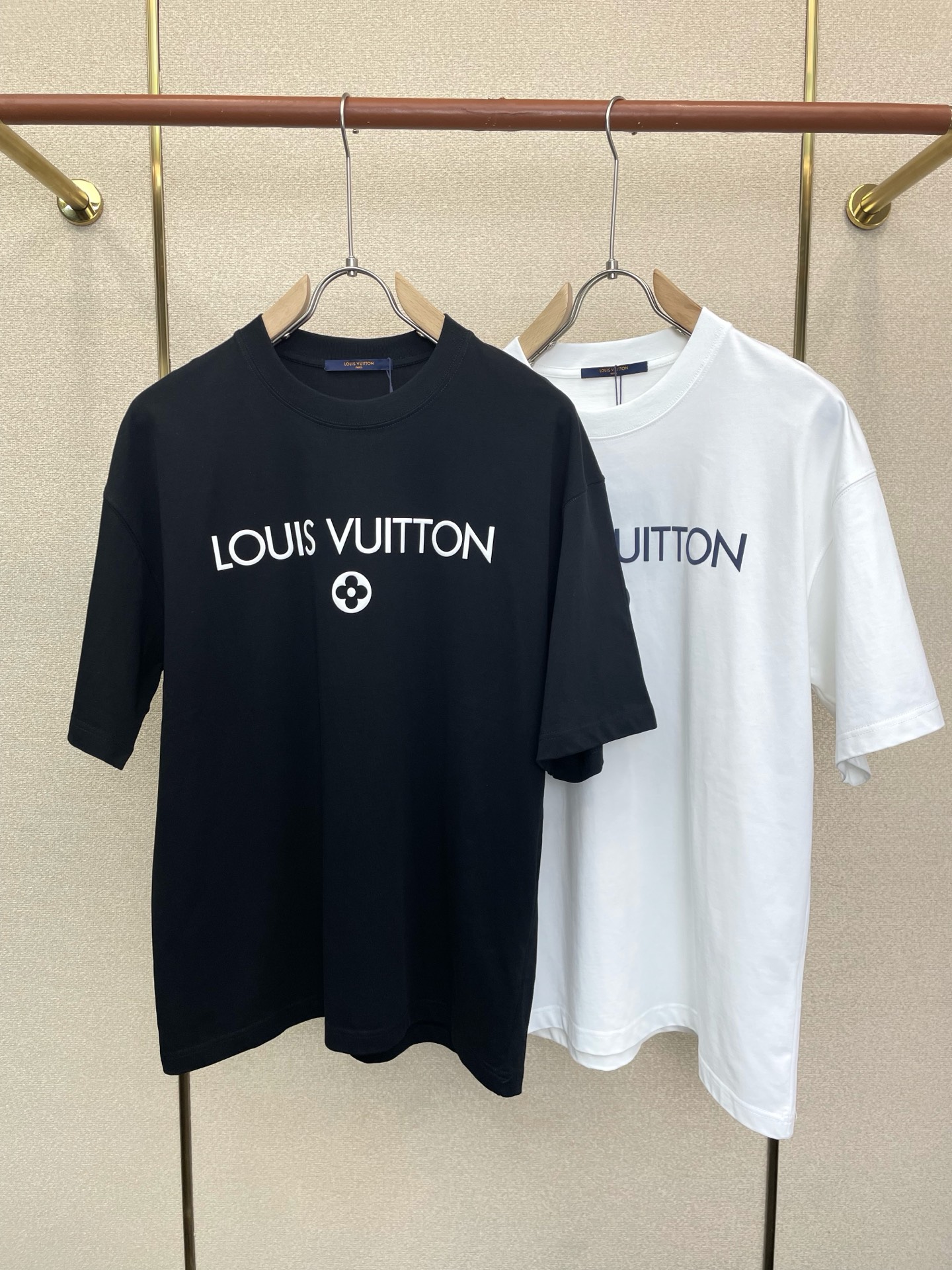NO:917044,.Louis Vuitton Louis Vuitton exclusively provides new original men's casual short sleeves. High-end customization. High-end version. Fashionable and versatile imported fabrics. Super soft and delicate feel. Skin-friendly and comfortable to wear. High-end boutique. The upper body is exquisitely made by the factory. A must-have item for men. Three complete standards. Size S-2XL,,louis vuitton,louis vuitton,T-shirt,19860909.Louis Vuitton路易威登独家专供新款原单男士休闲短袖 高端定制 高端版本 时尚百搭爆款进口面料 手感超柔软细腻 穿着亲肤舒适 高端精品 代工厂精细做上身非常赞 男士必备单品 三标齐全 码数S-2XL,,louis vuitton,louis vuitton,T-shirt,,Men's clothing