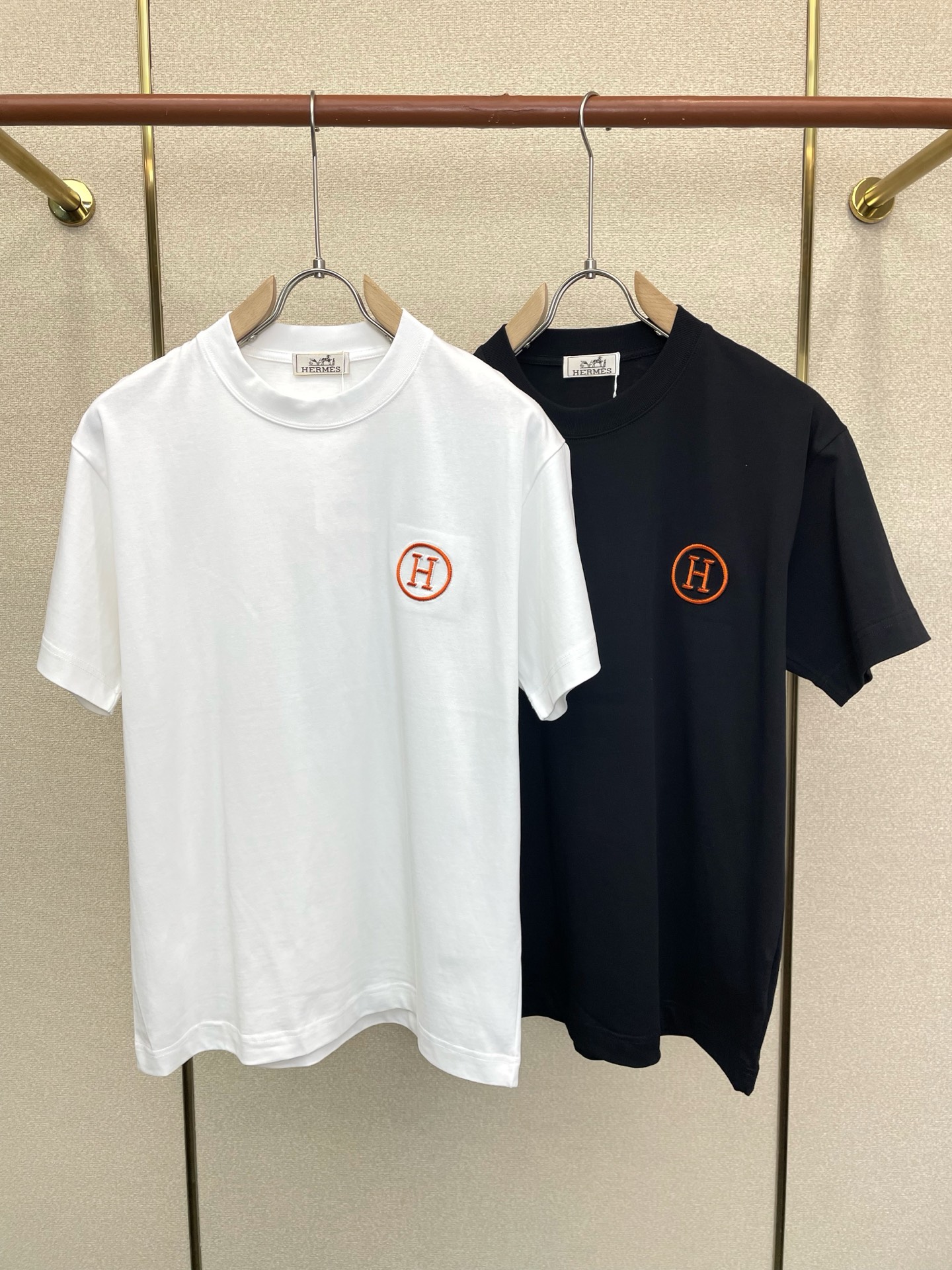 NO:915952,.Hermès exclusively offers new original men's casual short-sleeves. High-end customization. High-end version. Fashionable and versatile imported fabrics. Super soft and delicate feel. Skin-friendly and comfortable to wear. High-end boutique. The upper body is exquisitely made by the factory. A must-have item for men. Three complete standards. Size S-2XL,, hermes, hermes, T-shirt,19860909.Hermès爱马仕独家专供新款原单男士休闲短袖 高端定制 高端版本 时尚百搭爆款进口面料 手感超柔软细腻 穿着亲肤舒适 高端精品 代工厂精细做上身非常赞 男士必备单品 三标齐全 码数S-2XL,,hermes,hermes,T-shirt,,Men's clothing