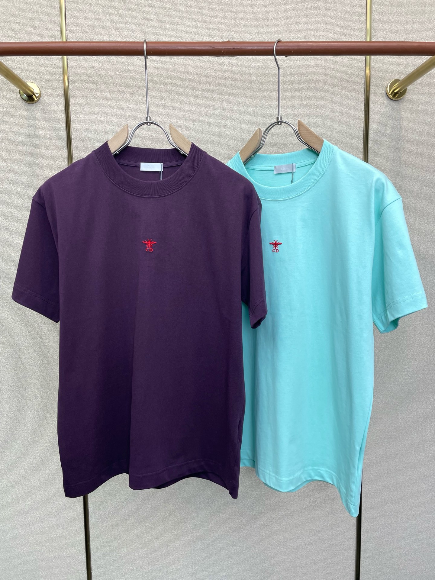 NO:915955,.Dior Dior exclusively offers new original men's casual short sleeves. High-end customization. High-end version. Fashionable and versatile imported fabrics. Super soft and delicate feel. Skin-friendly and comfortable to wear. High-end boutique. The upper body is exquisitely made by the factory. A must-have item for men. Three complete standards. Size S-2XL, dior, dior, T-shirt,19860909.Dior迪奥独家专供新款原单男士休闲短袖 高端定制 高端版本 时尚百搭爆款进口面料 手感超柔软细腻 穿着亲肤舒适 高端精品 代工厂精细做上身非常赞 男士必备单品 三标齐全 码数S-2XL,,dior,dior,T-shirt,,Men's clothing