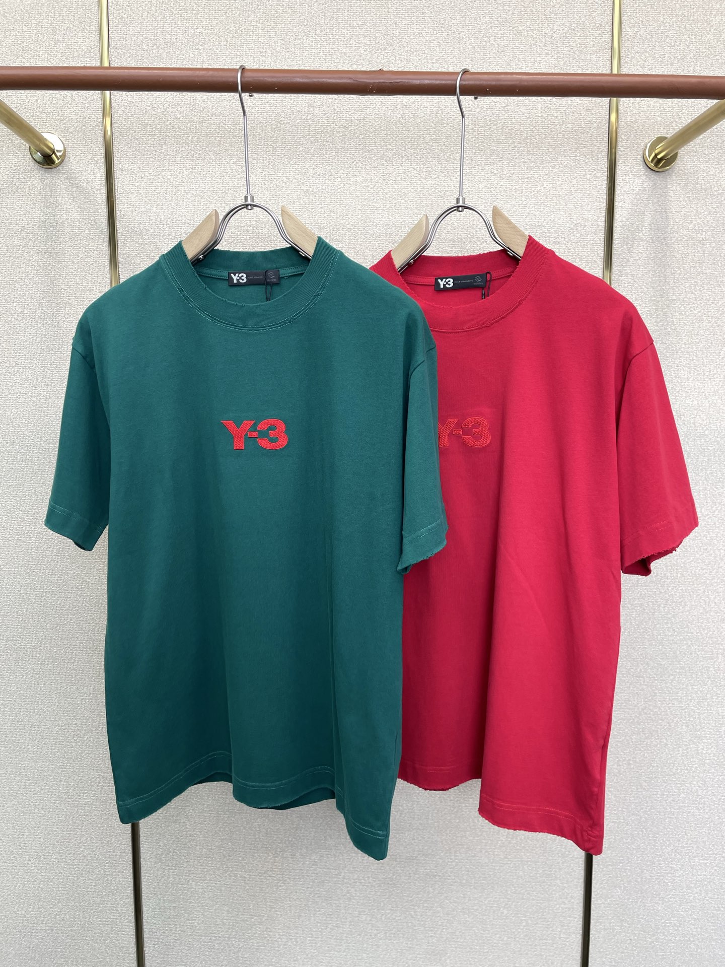 NO:917050,.Y-3 Yohji Yamamoto exclusively supplies the new original men's casual short sleeves. High-end customization. High-end version. Fashionable and versatile imported fabrics. Super soft and delicate feel. Skin-friendly and comfortable to wear. High-end boutique. The upper body is exquisitely made by the OEM. A must-have item for men. Three complete standards. Size S-2XL, T-shirt,19860909.Y-3山本耀司独家专供新款原单男士休闲短袖 高端定制 高端版本 时尚百搭爆款进口面料 手感超柔软细腻 穿着亲肤舒适 高端精品 代工厂精细做上身非常赞 男士必备单品 三标齐全 码数S-2XL,,T-shirt,,Men's clothing
