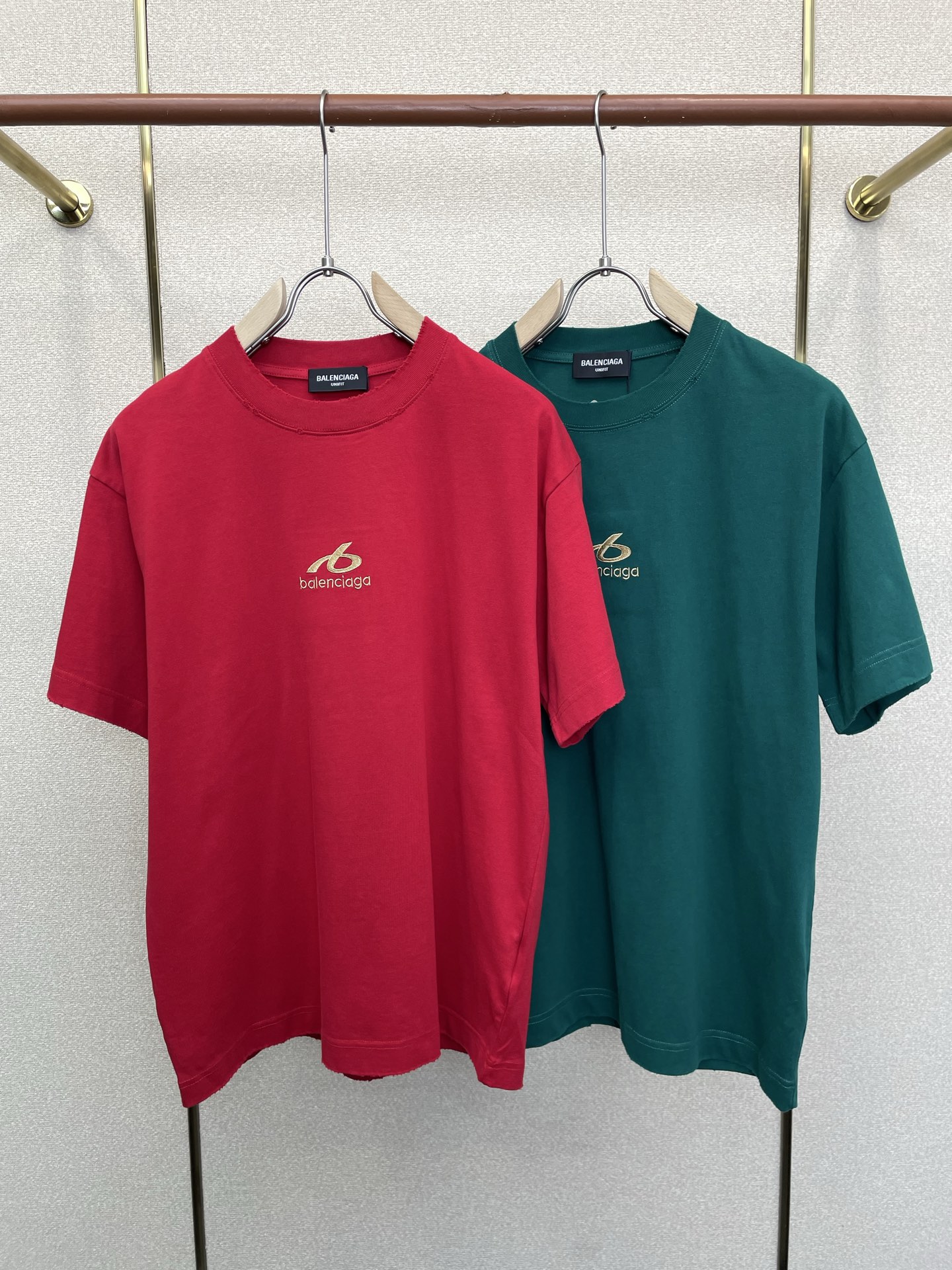 NO:917053,.Balenciaga exclusively supplies new original men's casual short sleeves. High-end customization. High-end version. Fashionable and versatile imported fabrics. Super soft and delicate feel. Skin-friendly and comfortable to wear. High-end boutique. The upper body is exquisitely made by the factory. A must-have item for men. Three standards are complete. Size S-2XL,,balenciaga,balenciaga,T-shirt,19860909.Balenciaga巴黎世家独家专供新款原单男士休闲短袖 高端定制 高端版本 时尚百搭爆款进口面料 手感超柔软细腻 穿着亲肤舒适 高端精品 代工厂精细做上身非常赞 男士必备单品 三标齐全 码数S-2XL,,balenciaga,balenciaga,T-shirt,,Men's clothing